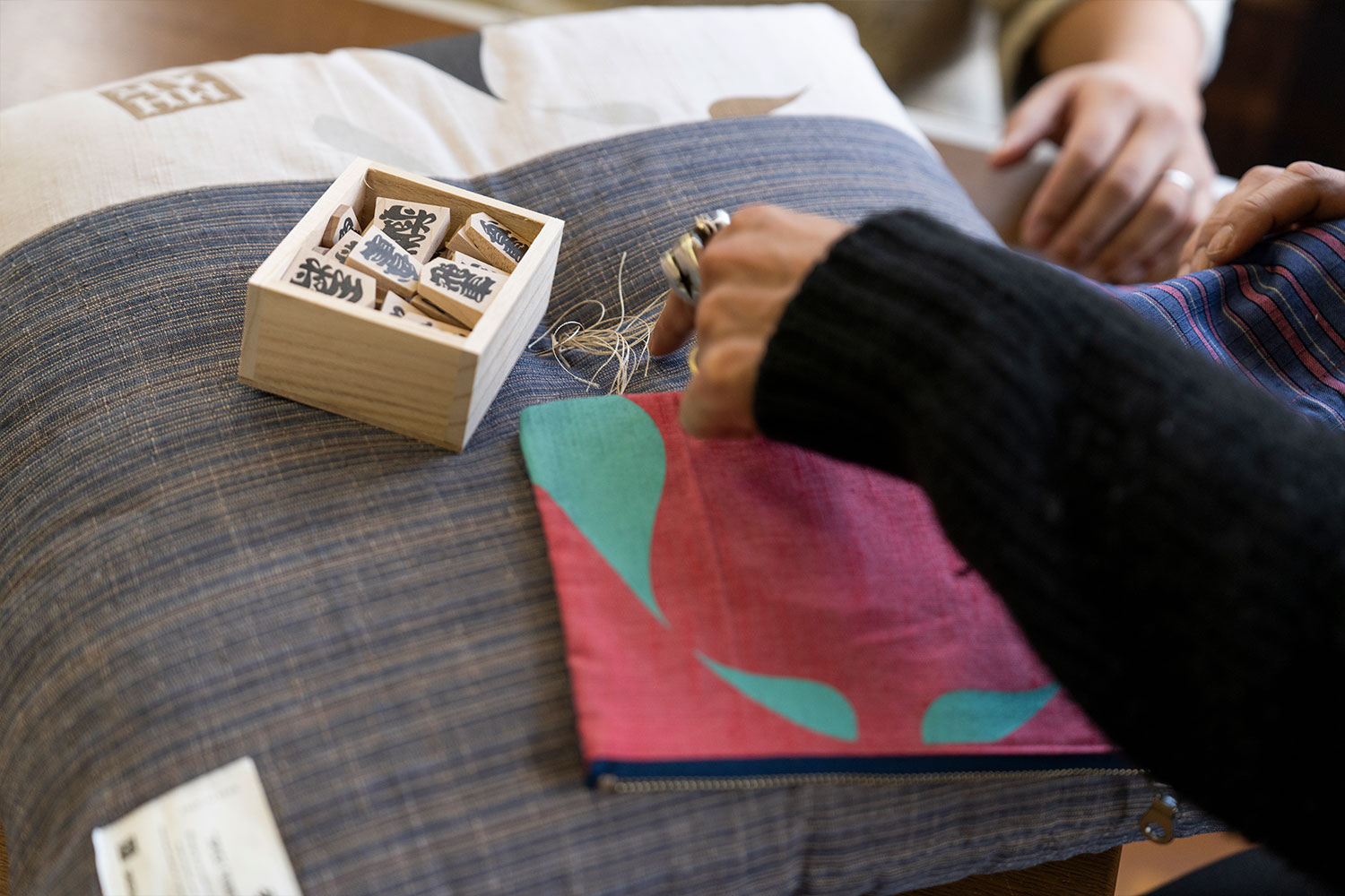 会津木綿とアーティストMHAKの伝統工芸コラボレーション！『はらっぱ』工場訪問レポート