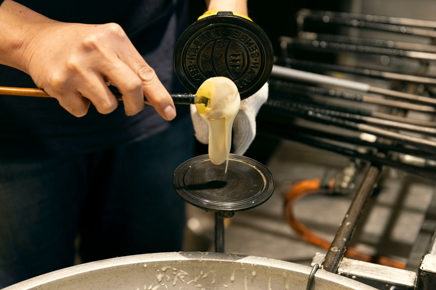 有馬温泉名物！賞味期限5秒の『なま炭酸せんべい』を湯の花道本舗で体験しよう