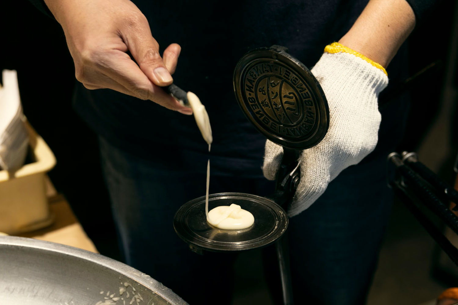 有馬温泉名物！賞味期限5秒の『なま炭酸せんべい』を湯の花道本舗で体験しよう