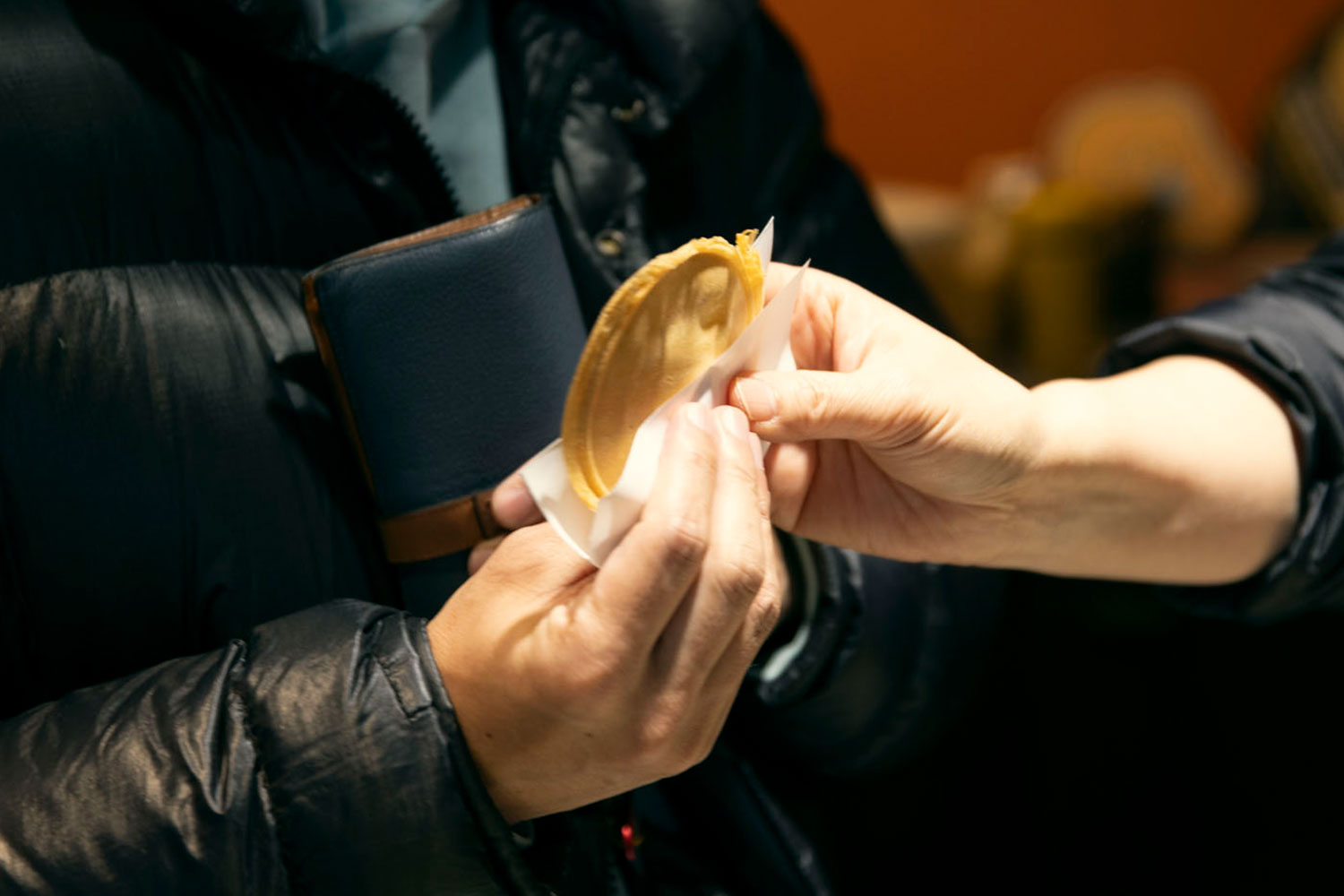 有馬温泉名物！賞味期限5秒の『なま炭酸せんべい』を湯の花道本舗で体験しよう