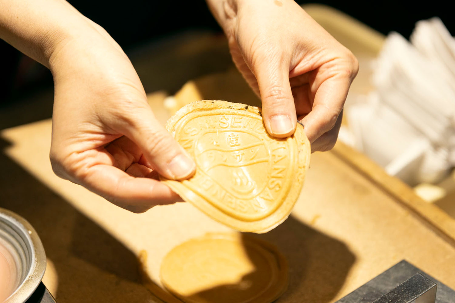 有馬温泉名物！賞味期限5秒の『なま炭酸せんべい』を湯の花道本舗で体験しよう