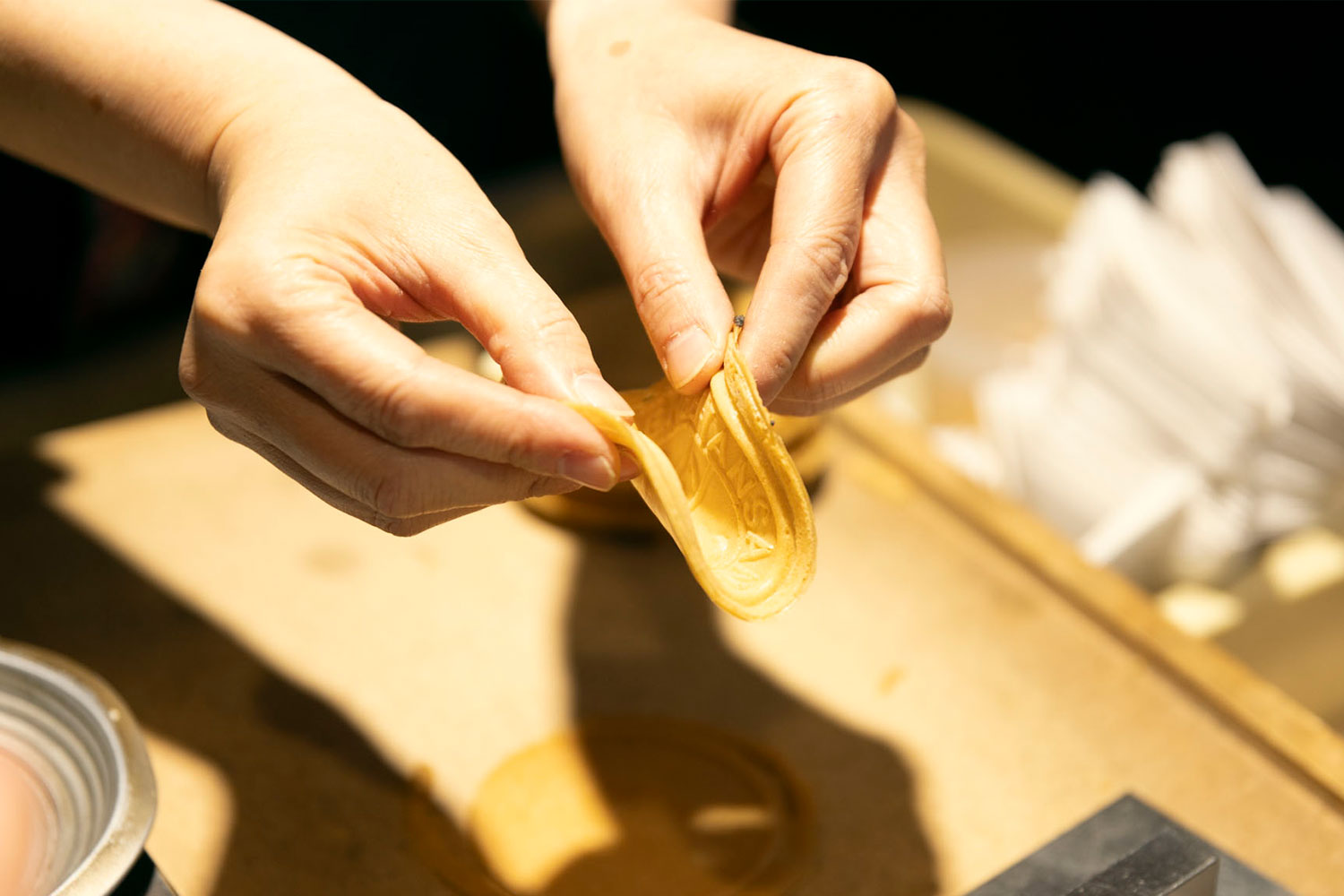 有馬温泉名物！賞味期限5秒の『なま炭酸せんべい』を湯の花道本舗で体験しよう