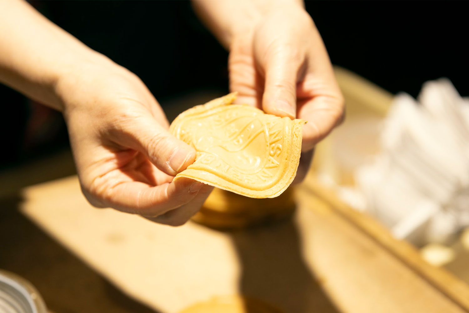 有馬温泉名物！賞味期限5秒の『なま炭酸せんべい』を湯の花道本舗で体験しよう
