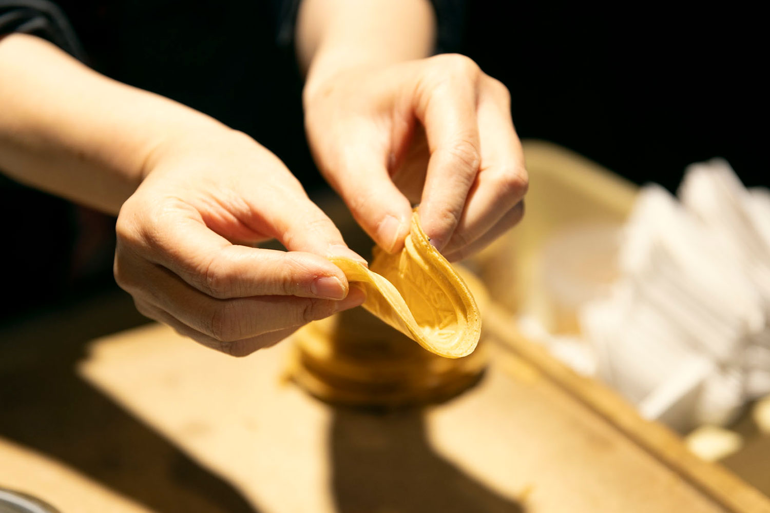 有馬温泉名物！賞味期限5秒の『なま炭酸せんべい』を湯の花道本舗で体験しよう