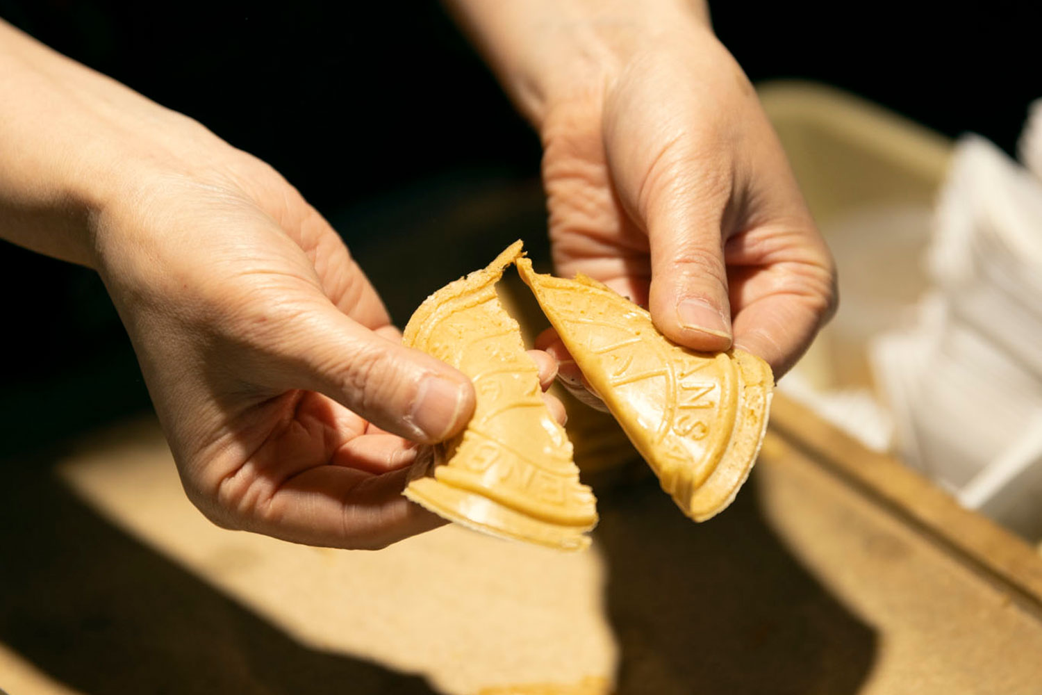 有馬温泉名物！賞味期限5秒の『なま炭酸せんべい』を湯の花道本舗で体験しよう