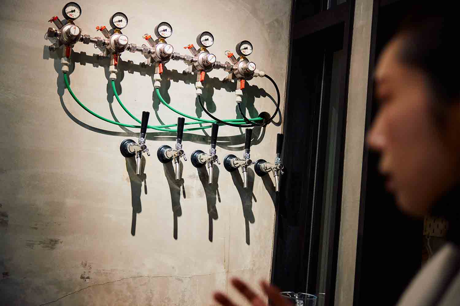 旅先でクラフトビールを巡る！ 透明の升に惹かれて富士吉田のブルワリーへ