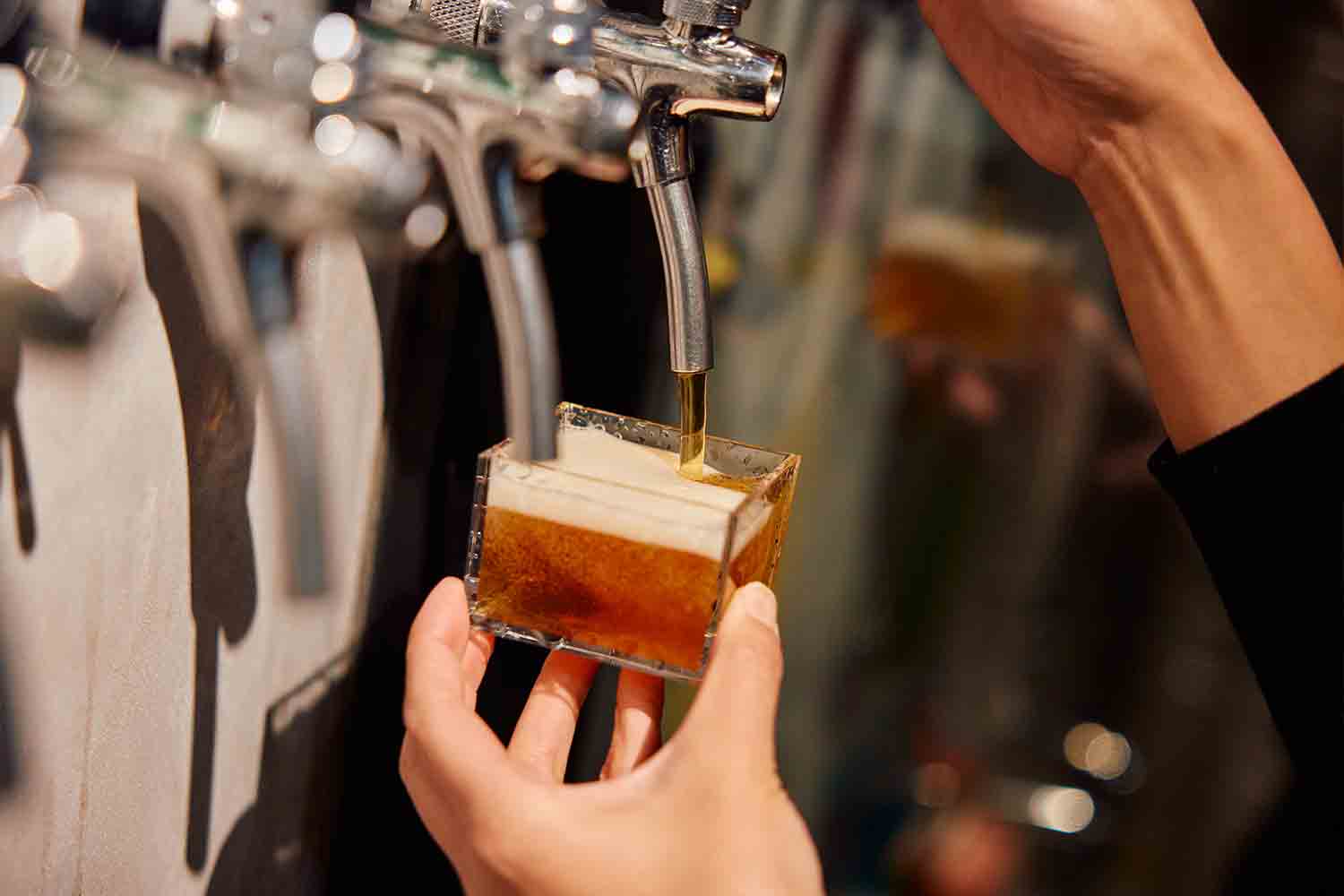 旅先でクラフトビールを巡る！ 透明の升に惹かれて富士吉田のブルワリーへ