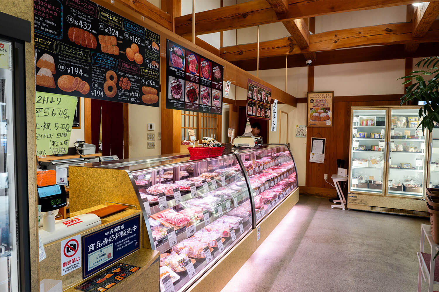 地元民に愛される老舗精肉店『大西肉店』で味わう上質な肉とコロッケ