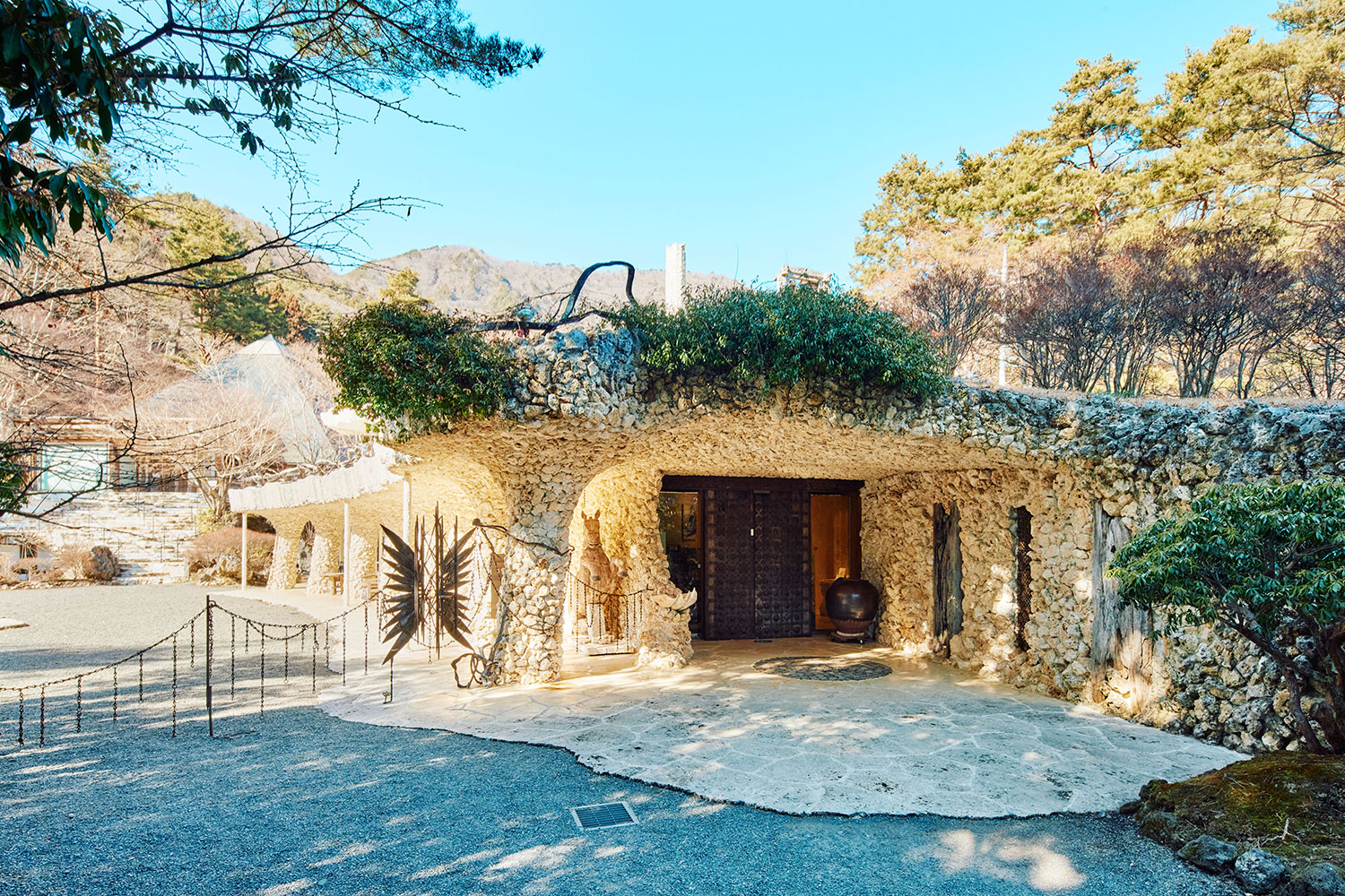 自然との調和と独特な世界観が堪能できる ミシュラン3つ星の美術館