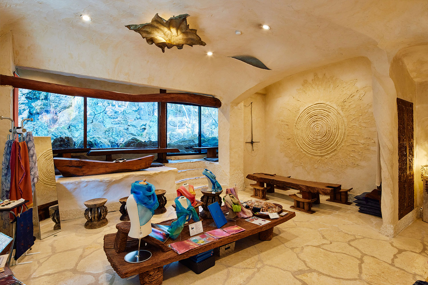 自然との調和と独特な世界観が堪能できる ミシュラン3つ星の美術館