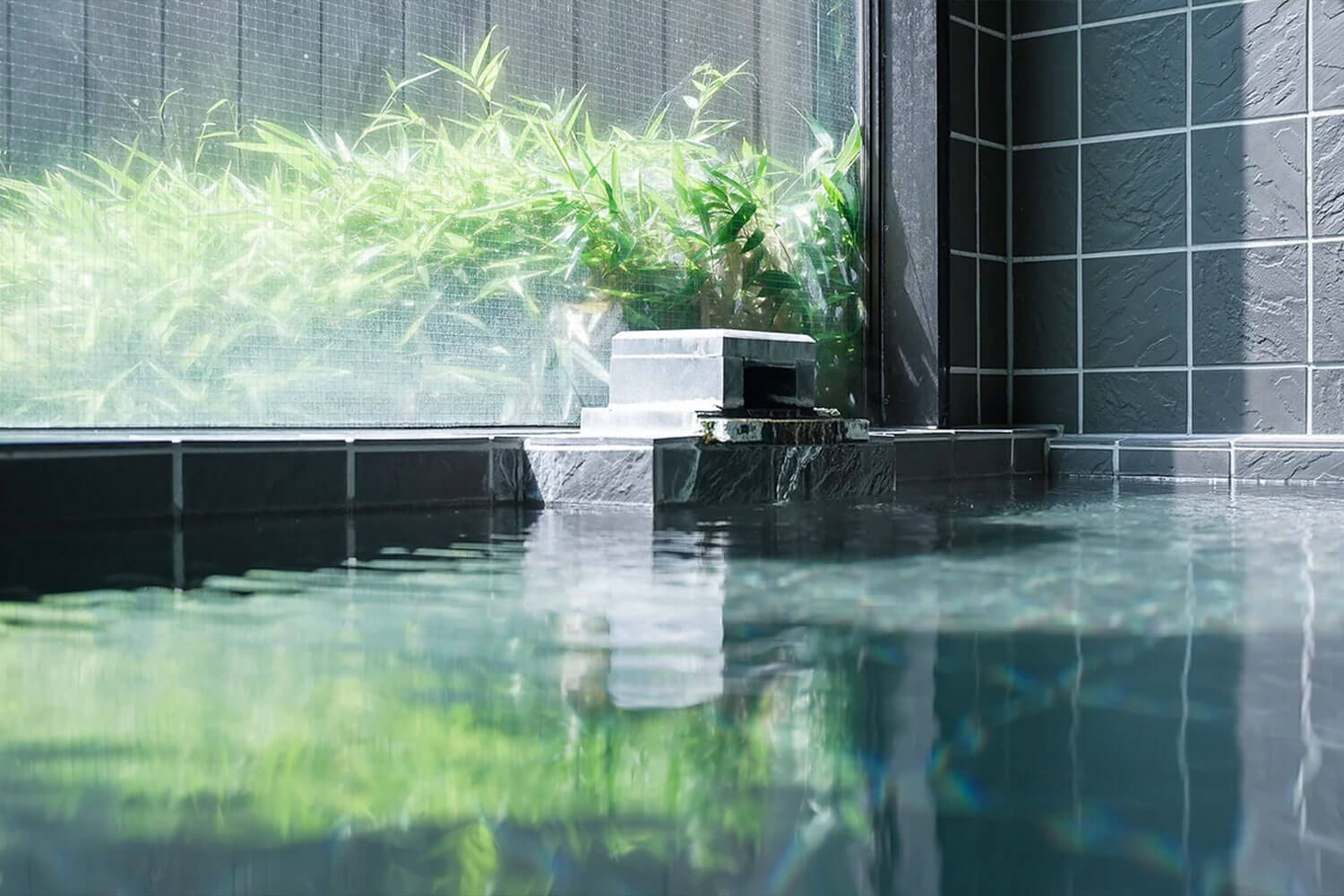 伝統と革新が交錯するアートなお宿<br>『湯季の郷 紫泉』の魅力を深堀り