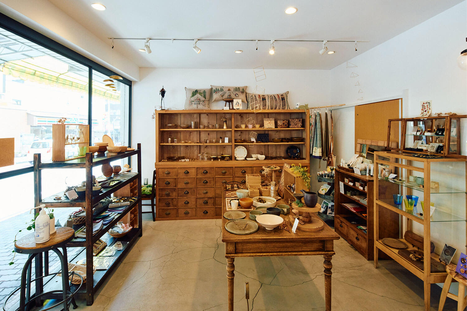 熱海で出会う手仕事の魅力が詰まった「基地-TESHIGOTO-」