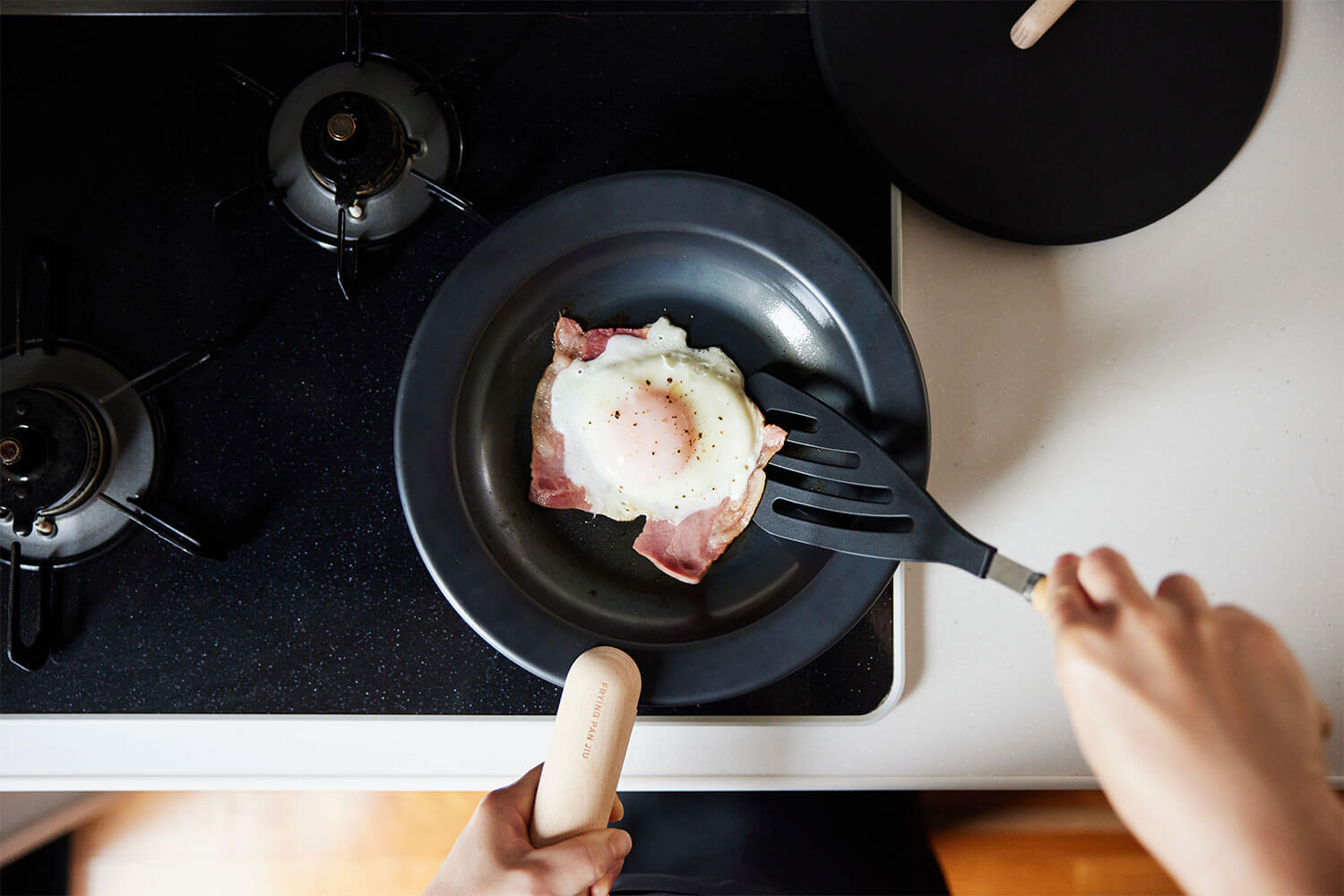 日々の料理をもっと美味しく！『藤田金属』の鉄製調理器具 – フライパンジュウとお味噌汁鍋でキッチンを彩る
