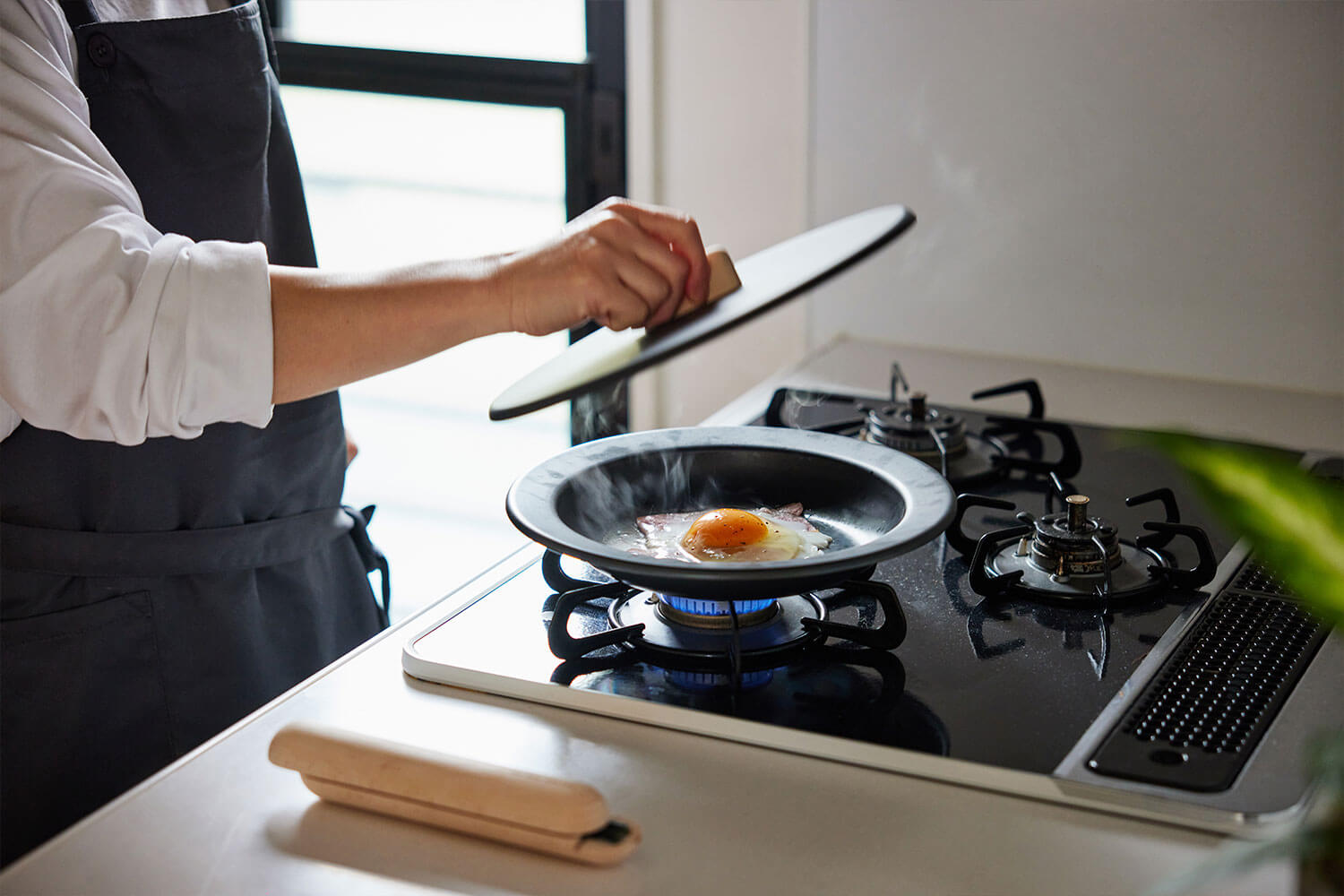 日々の料理をもっと美味しく！『藤田金属』の鉄製調理器具 – フライパンジュウとお味噌汁鍋でキッチンを彩る