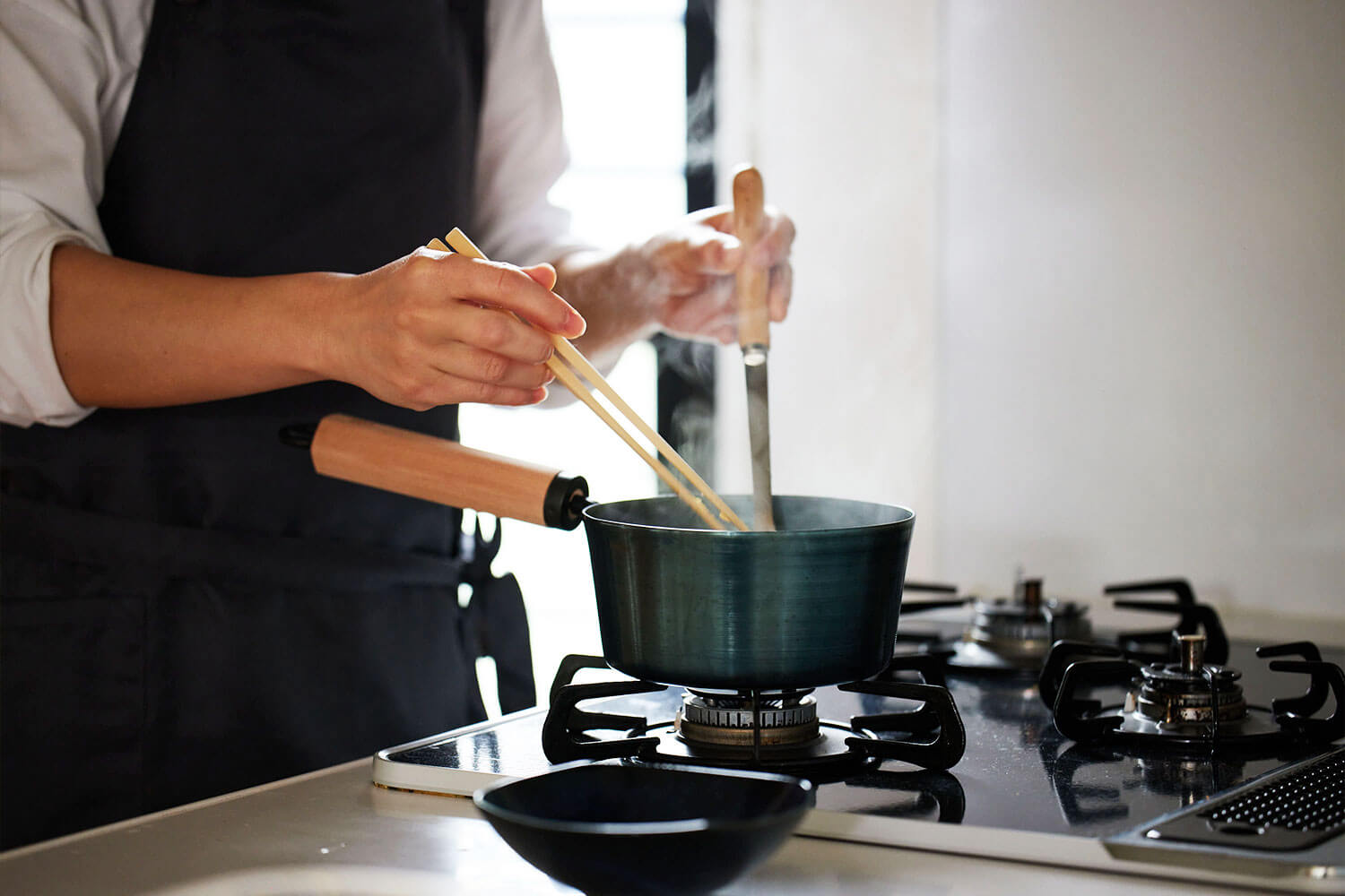 日々の料理をもっと美味しく！『藤田金属』の鉄製調理器具 – フライパンジュウとお味噌汁鍋でキッチンを彩る