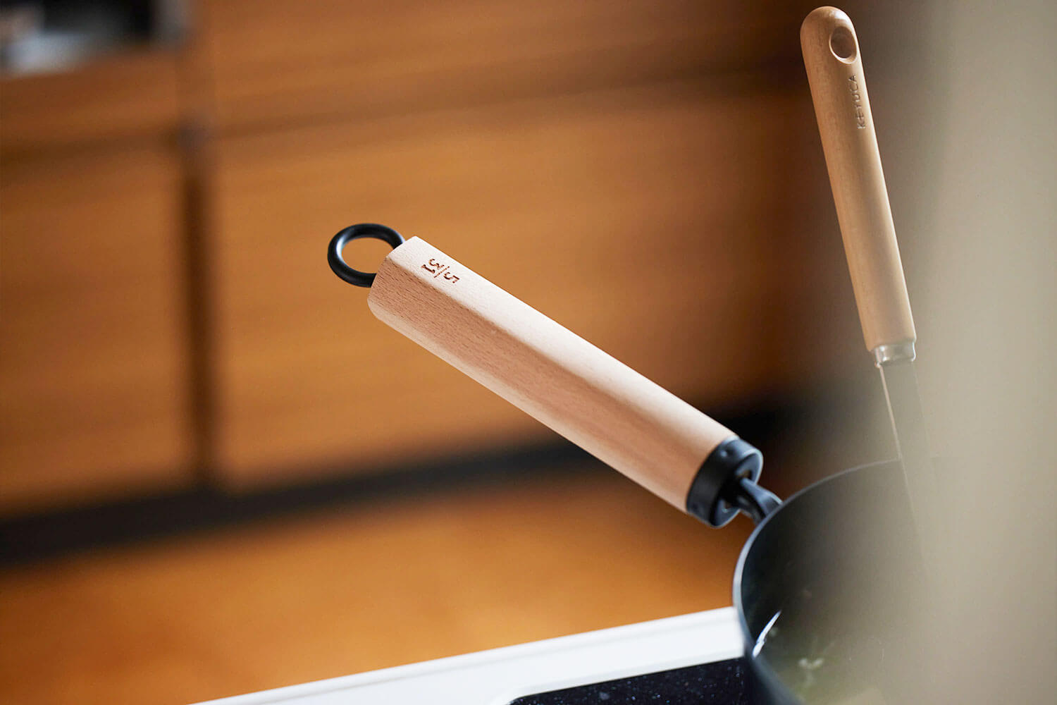 日々の料理をもっと美味しく！『藤田金属』の鉄製調理器具 – フライパンジュウとお味噌汁鍋でキッチンを彩る