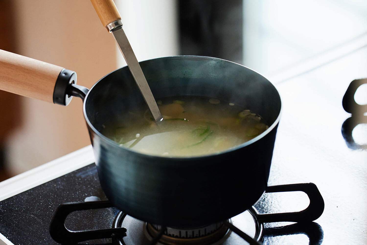 日々の料理をもっと美味しく！『藤田金属』の鉄製調理器具 – フライパンジュウとお味噌汁鍋でキッチンを彩る