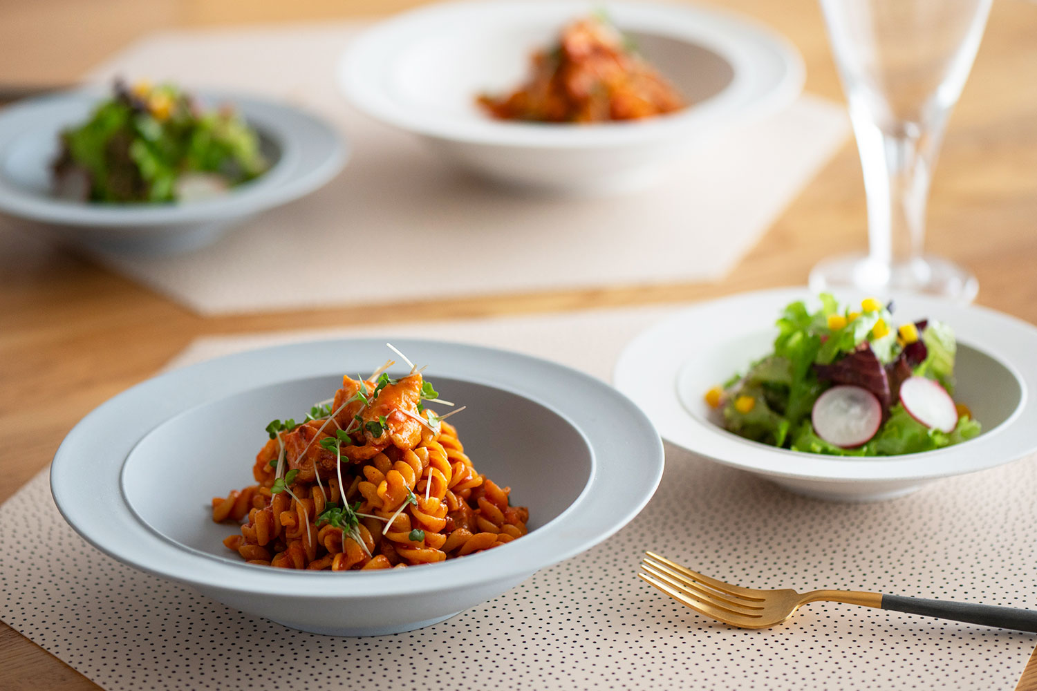 シンプルで無駄のない 上品な器たち<br>224porcelainの肥前吉田焼『 精成舎』