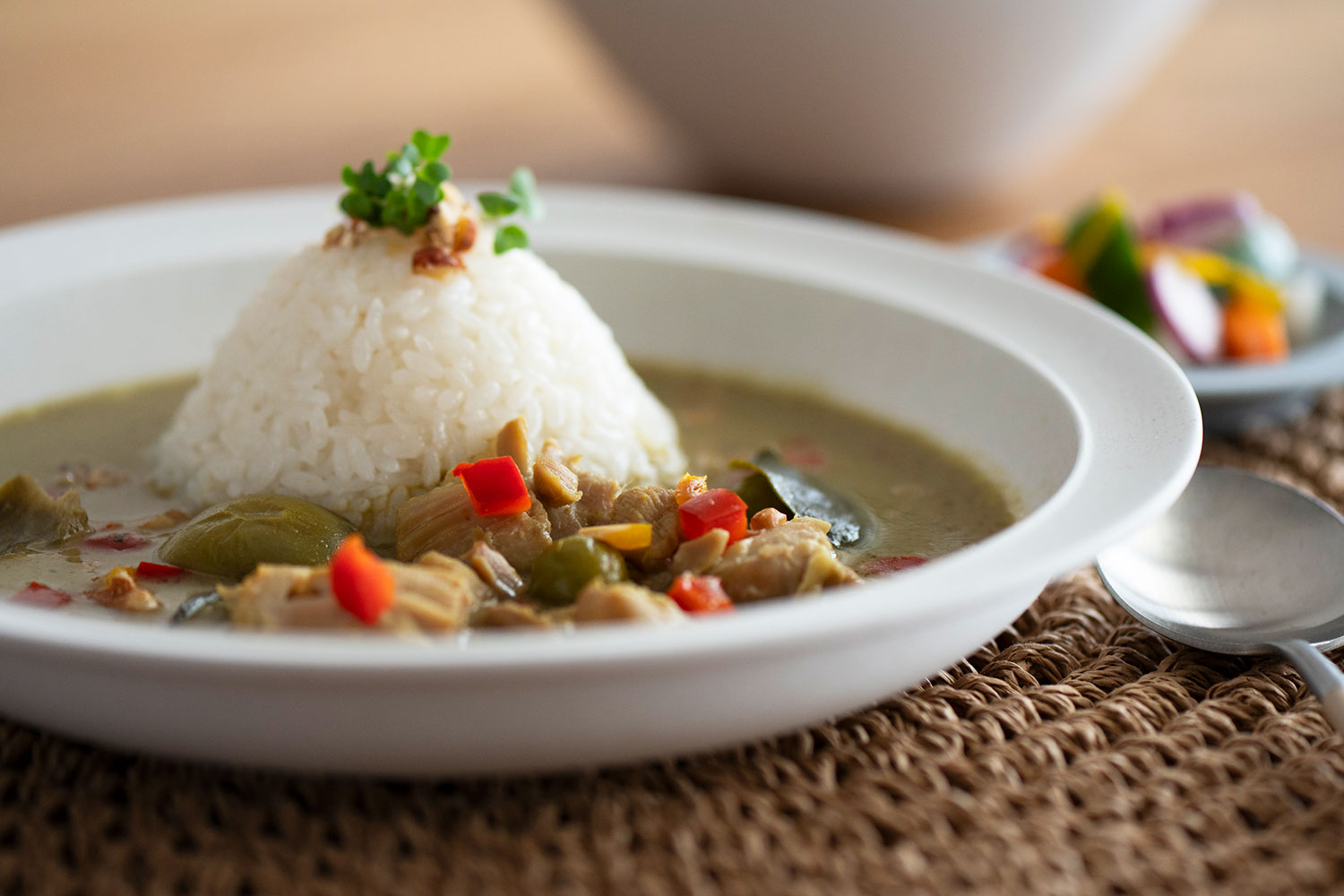 シンプルで無駄のない 上品な器たち<br>224porcelainの肥前吉田焼『 精成舎』