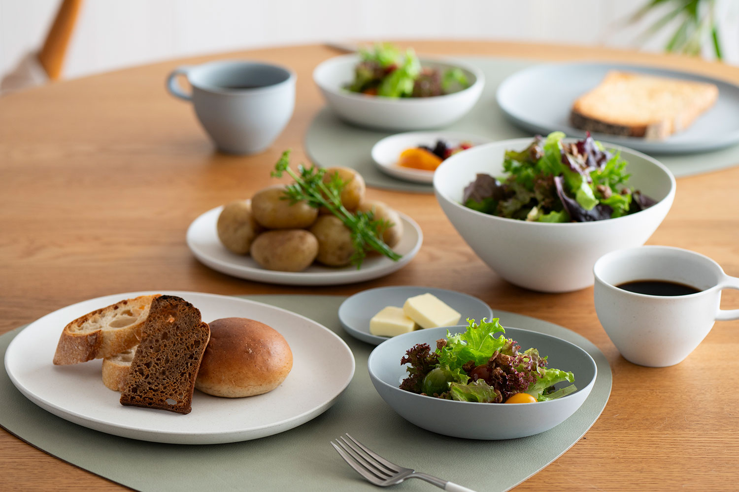 シンプルで無駄のない 上品な器たち<br>224porcelainの肥前吉田焼『 精成舎』