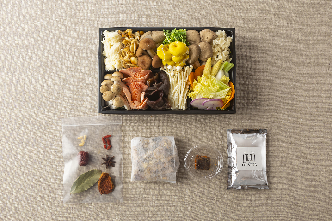 薬膳火鍋と肉料理のお店『HESTIA GINZA』(東京都中央区銀座)で大人気の〈キノコたっぷり薬膳黒旨火鍋〉がお家で簡単に楽しめる！