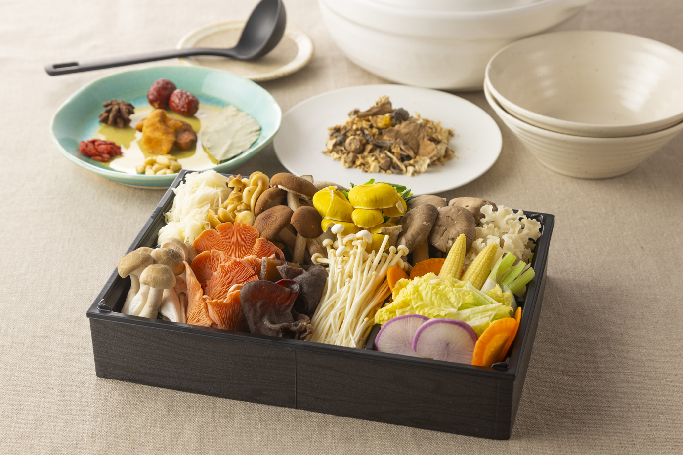 薬膳火鍋と肉料理のお店『HESTIA GINZA』(東京都中央区銀座)で大人気の〈キノコたっぷり薬膳黒旨火鍋〉がお家で簡単に楽しめる！