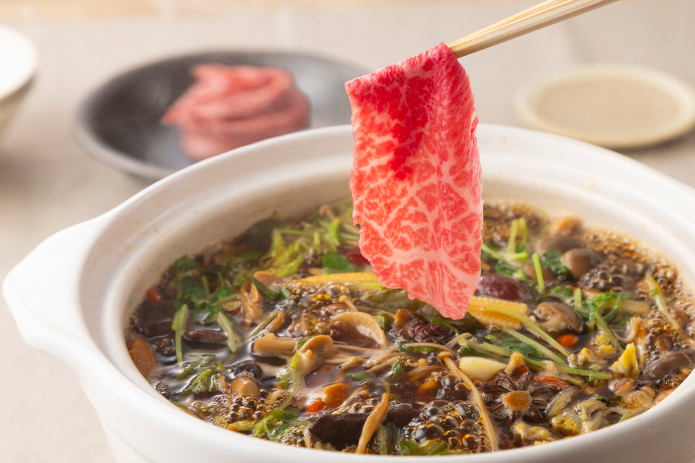 薬膳火鍋と肉料理のお店『HESTIA GINZA』(東京都中央区銀座)で大人気の〈キノコたっぷり薬膳黒旨火鍋〉がお家で簡単に楽しめる！