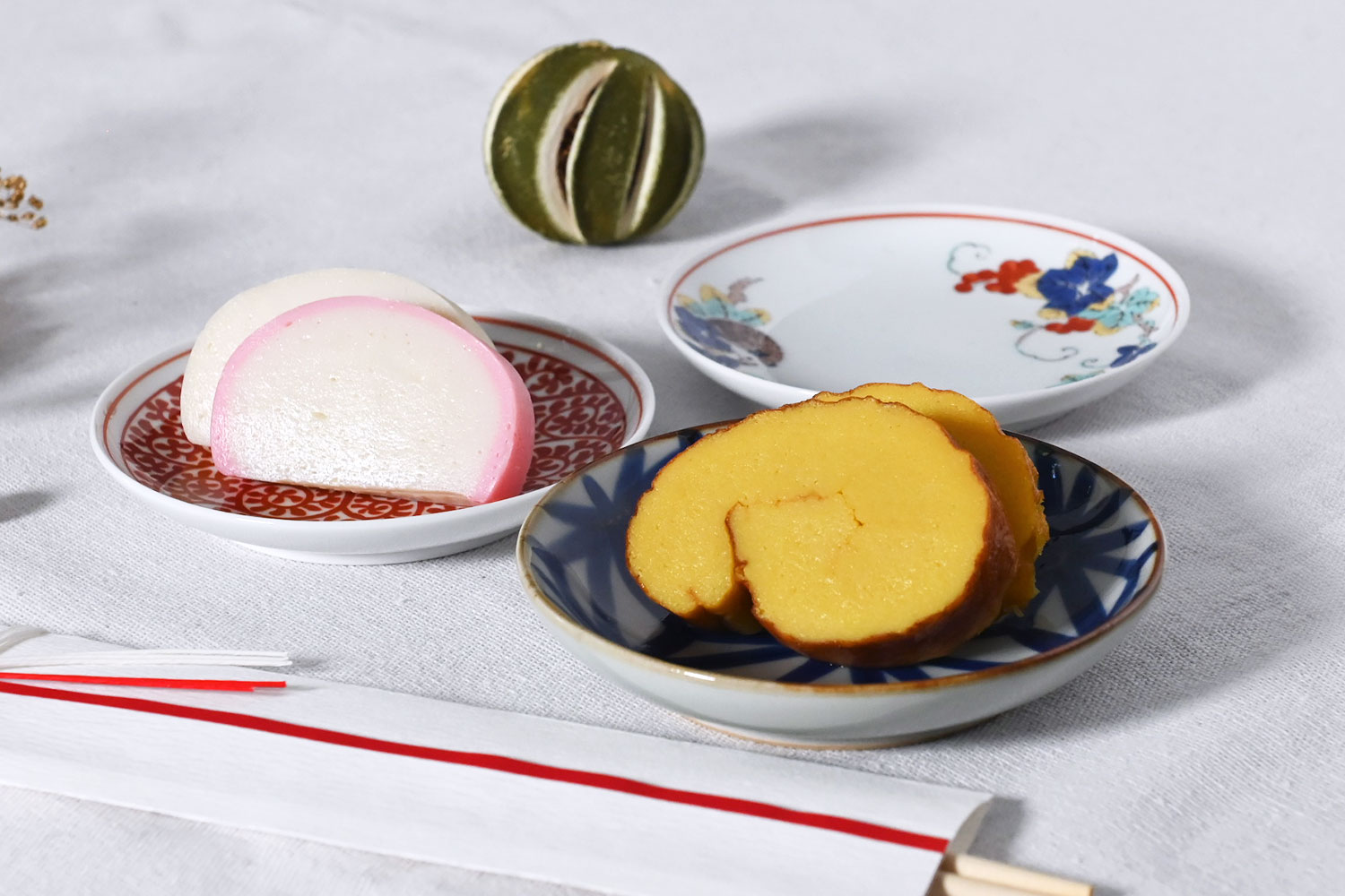 小田原のかまぼこ屋『鈴廣（すずひろ）』の人気商品<br>紅白かまぼこと伊達巻のセット〈ちどり〉でお正月をお祝い