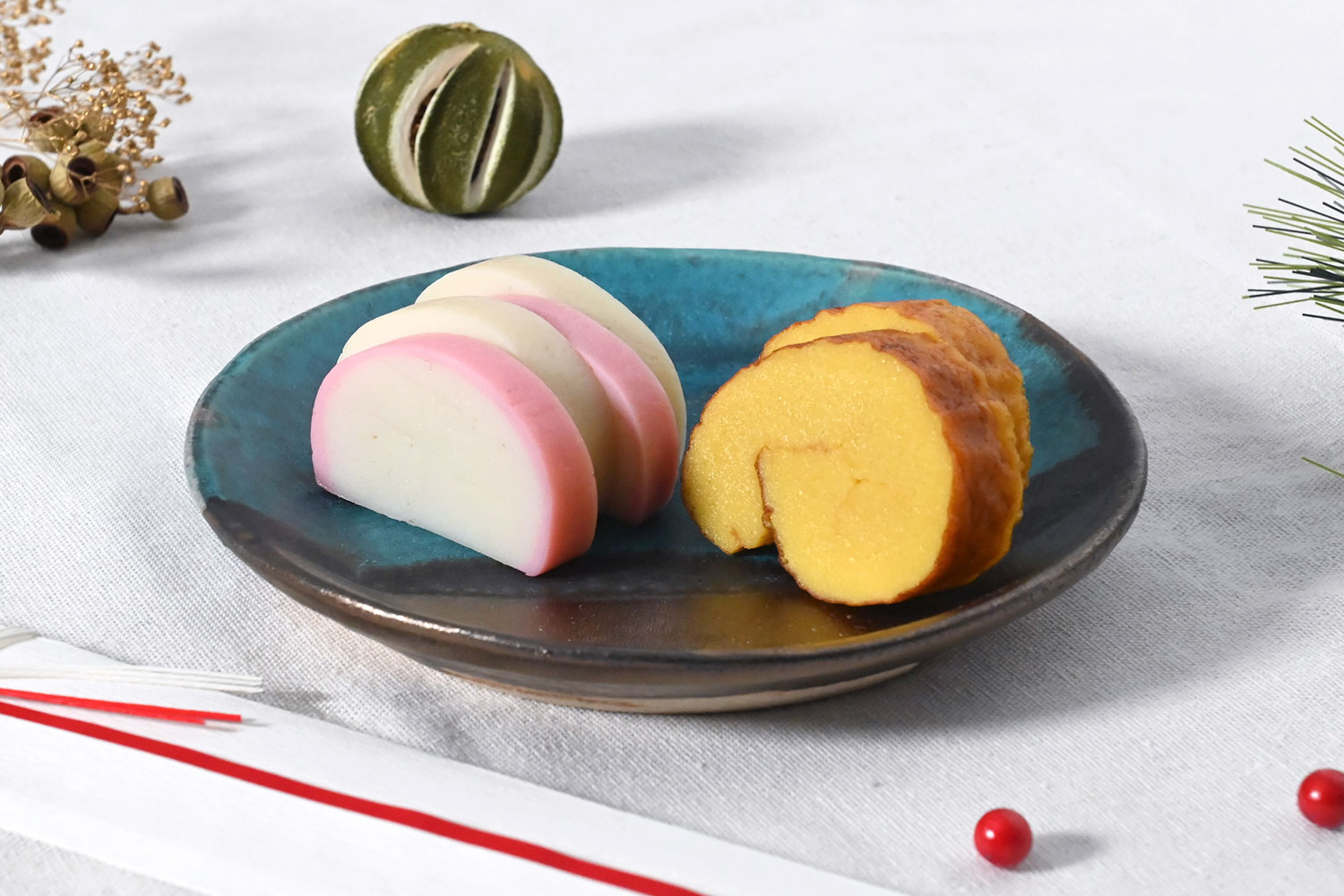 小田原のかまぼこ屋『鈴廣（すずひろ）』の人気商品<br>紅白かまぼこと伊達巻のセット〈ちどり〉でお正月をお祝い