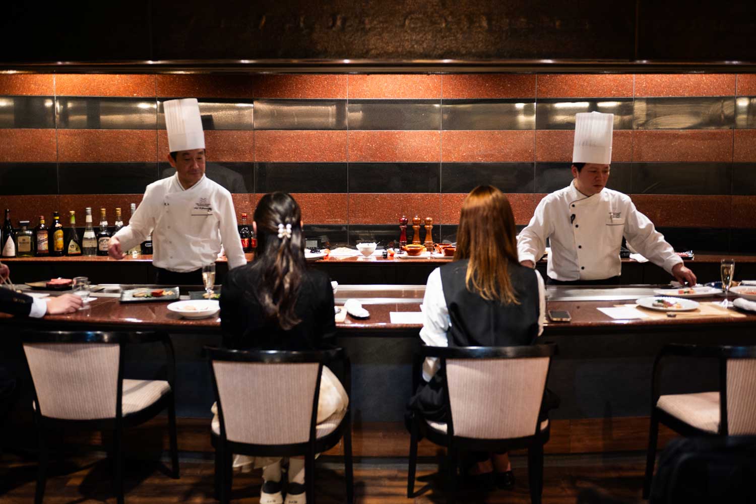 ライブ感満点！ 極上の鉄板焼きフルコースを満喫する贅沢なご褒美ディナー