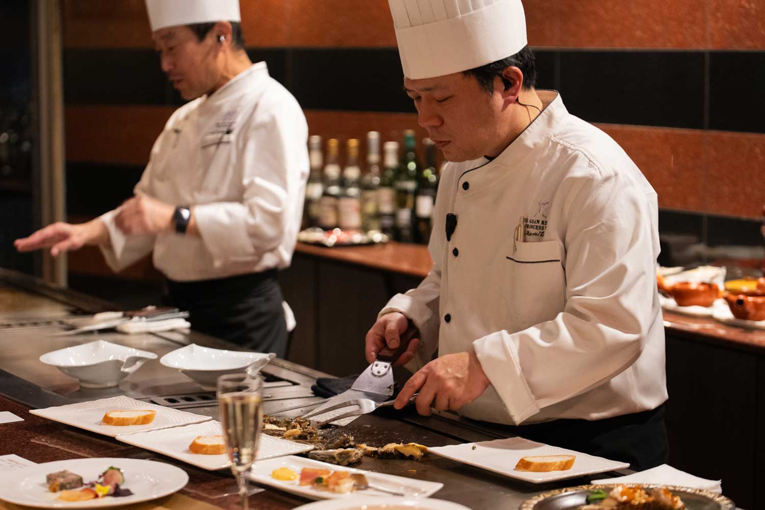 ライブ感満点！ 極上の鉄板焼きフルコースを満喫する贅沢なご褒美ディナー