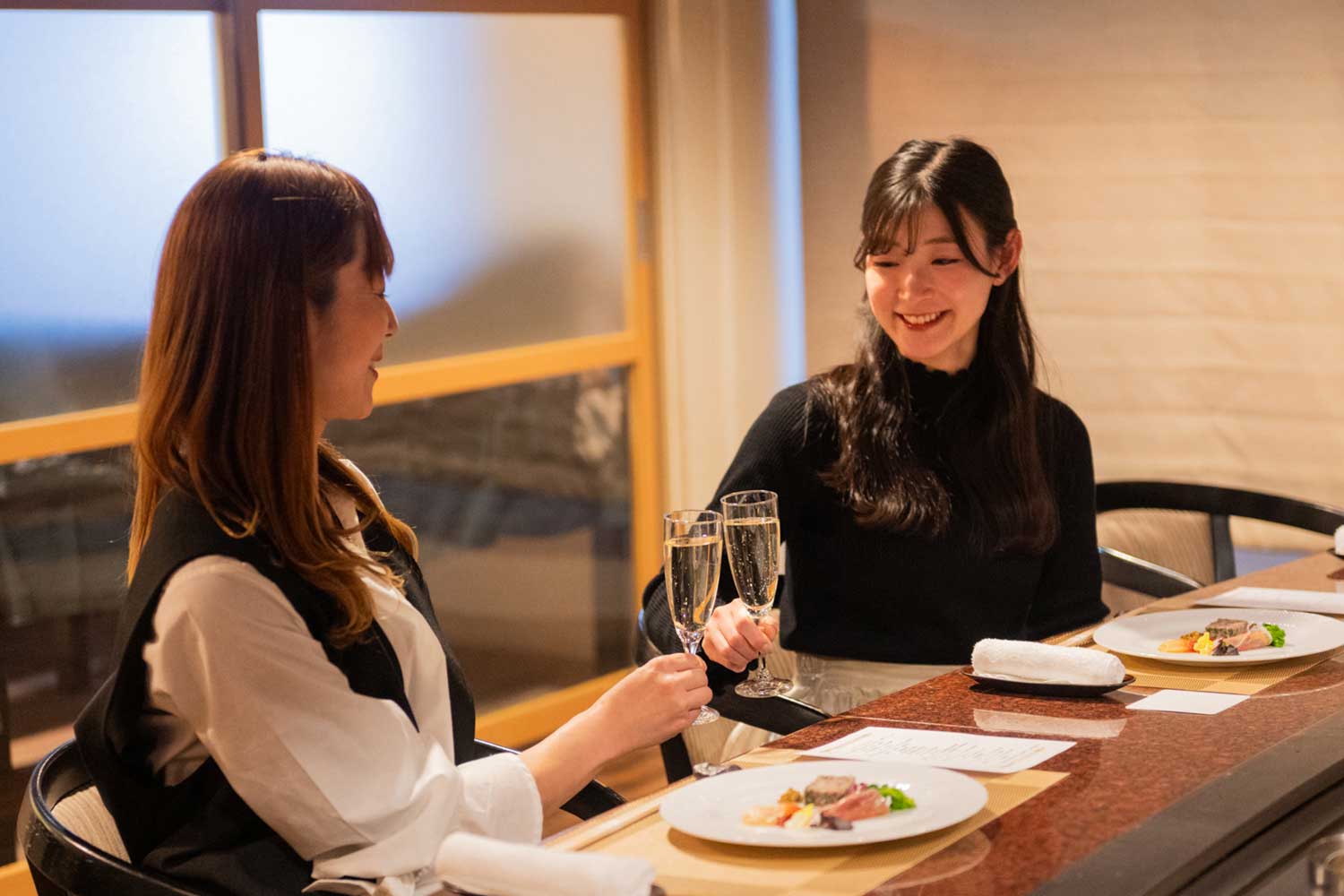 ライブ感満点！ 極上の鉄板焼きフルコースを満喫する贅沢なご褒美ディナー