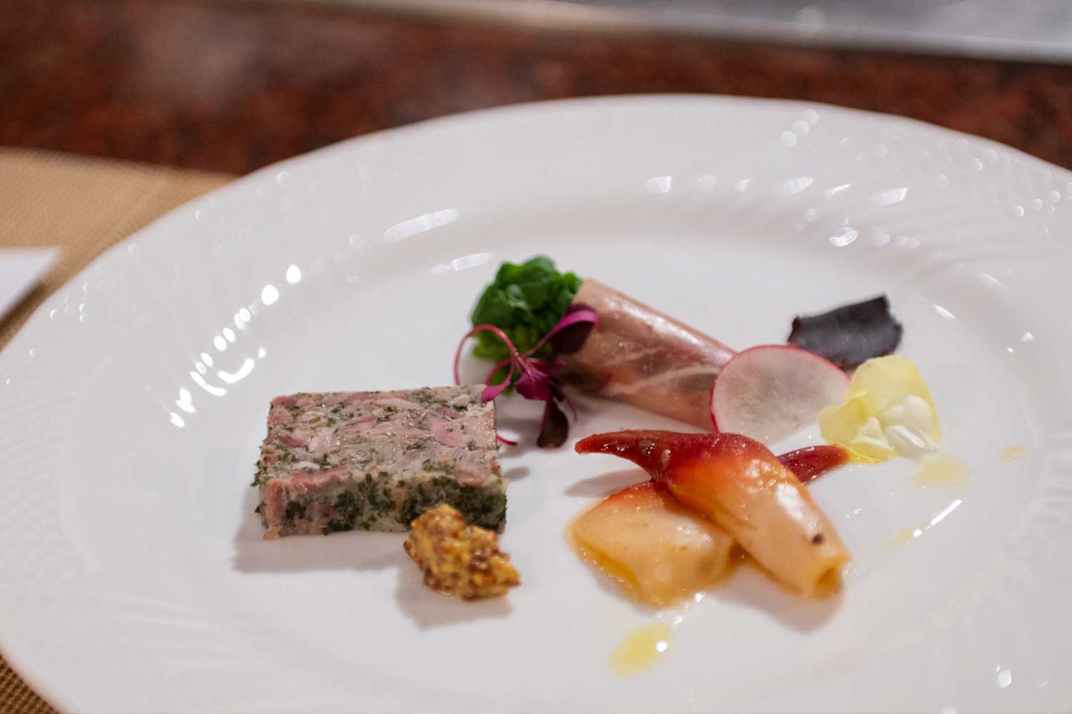 ライブ感満点！ 極上の鉄板焼きフルコースを満喫する贅沢なご褒美ディナー