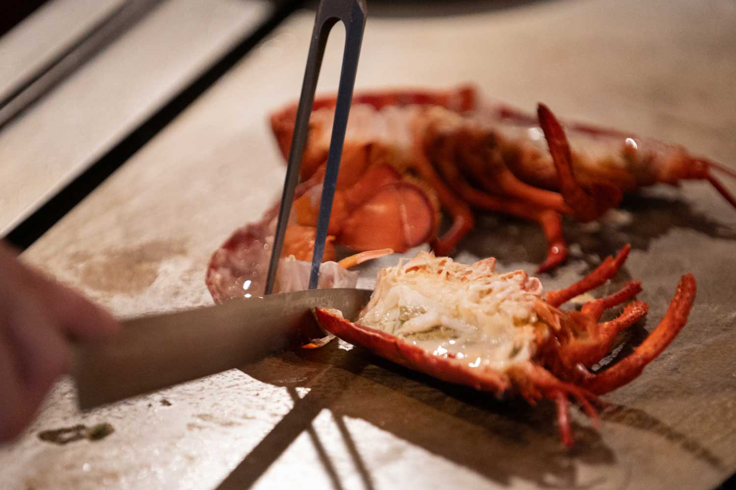 ライブ感満点！ 極上の鉄板焼きフルコースを満喫する贅沢なご褒美ディナー