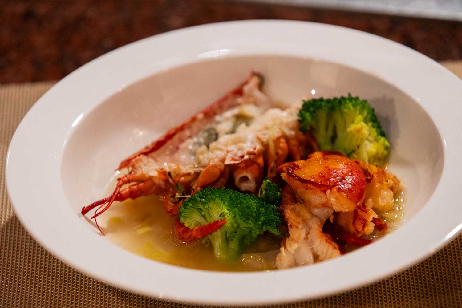 ライブ感満点！ 極上の鉄板焼きフルコースを満喫する贅沢なご褒美ディナー