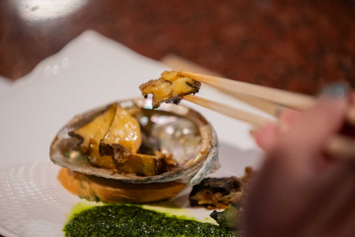 ライブ感満点！ 極上の鉄板焼きフルコースを満喫する贅沢なご褒美ディナー