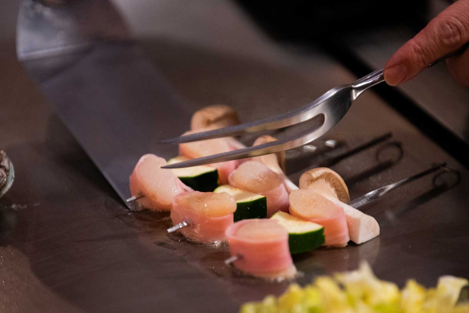 ライブ感満点！ 極上の鉄板焼きフルコースを満喫する贅沢なご褒美ディナー