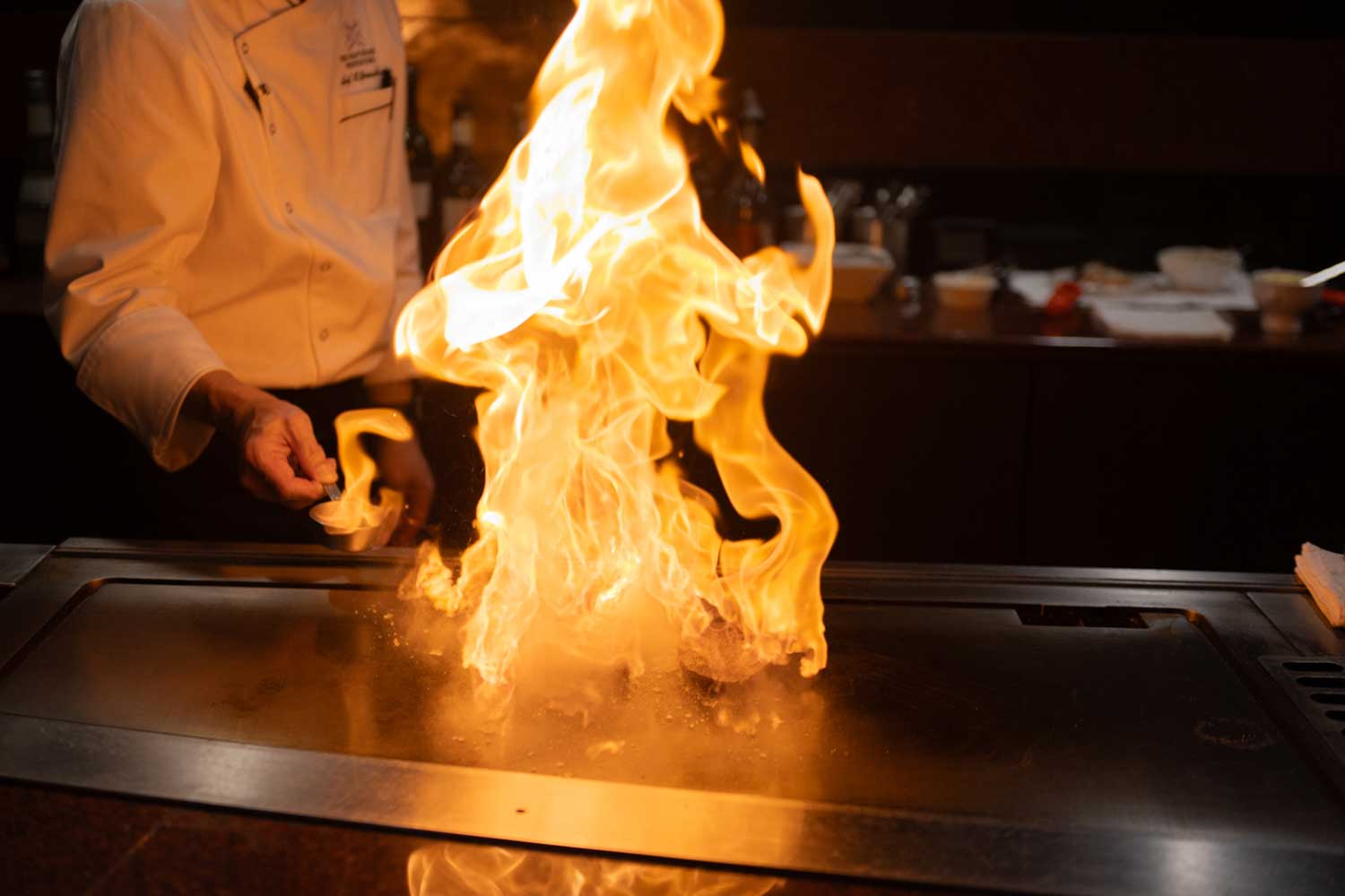 ライブ感満点！ 極上の鉄板焼きフルコースを満喫する贅沢なご褒美ディナー