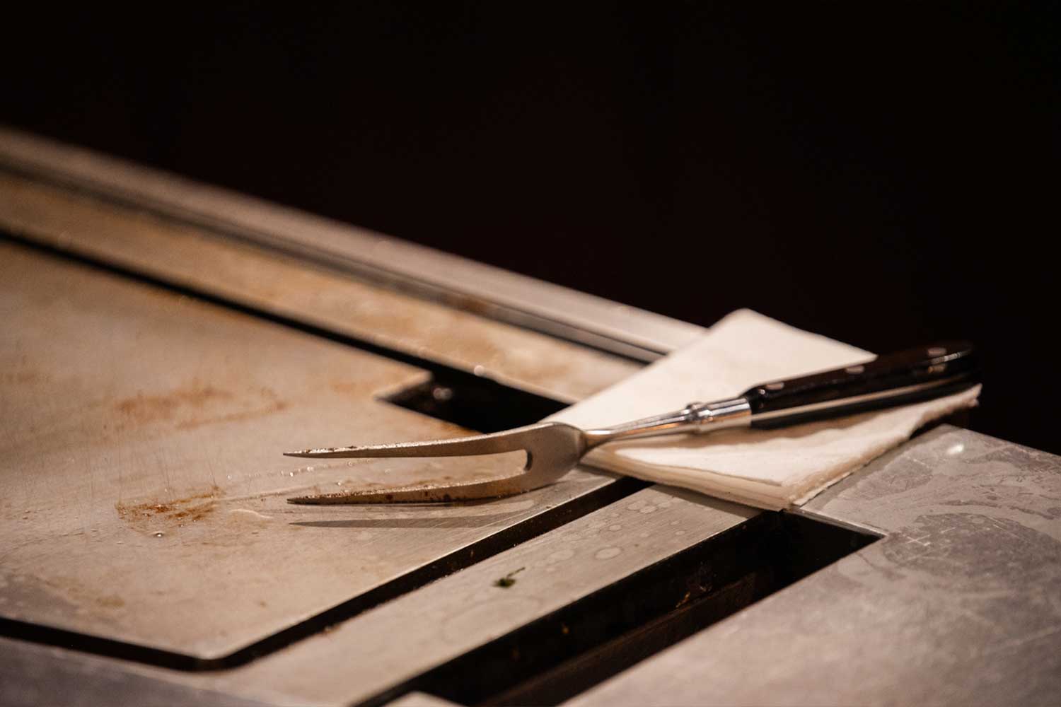 ライブ感満点！ 極上の鉄板焼きフルコースを満喫する贅沢なご褒美ディナー