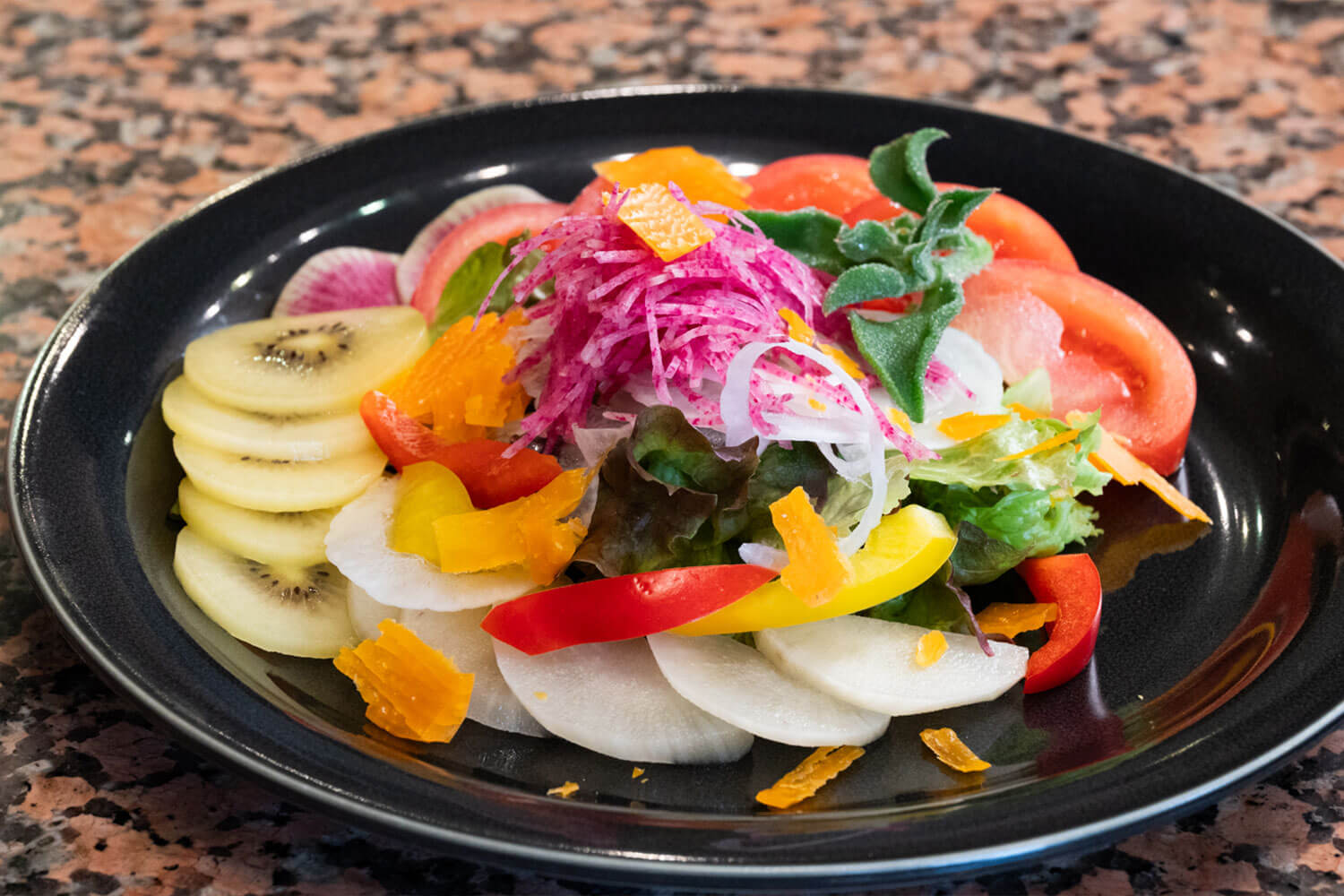 仕入れの目利きと人情味で勝負！ 東大阪の焼肉ヒーロー・炭火焼肉牧場 サカエ屋