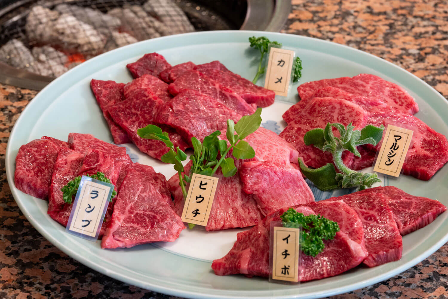 仕入れの目利きと人情味で勝負！ 東大阪の焼肉ヒーロー・炭火焼肉牧場 サカエ屋