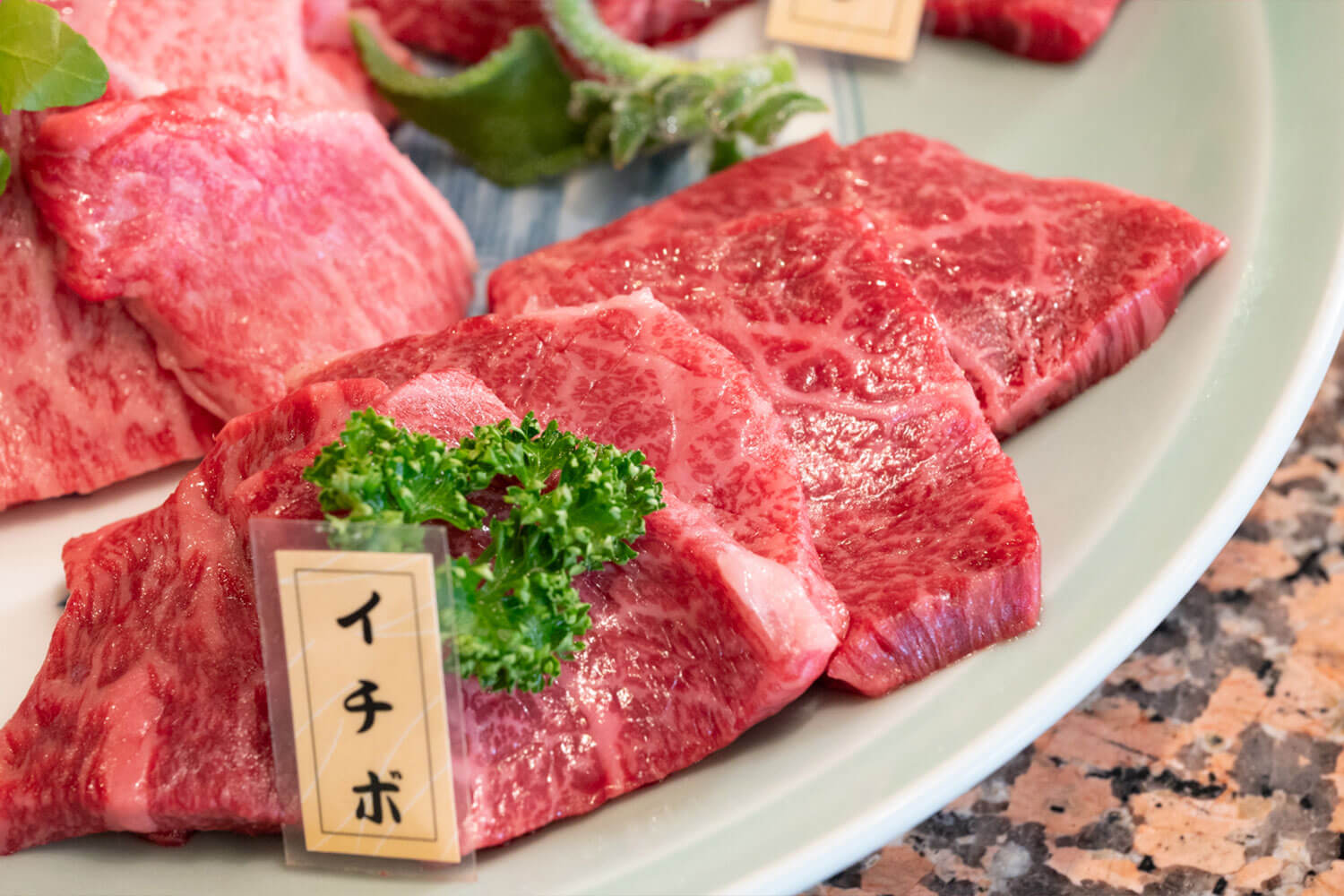 仕入れの目利きと人情味で勝負！ 東大阪の焼肉ヒーロー・炭火焼肉牧場 サカエ屋