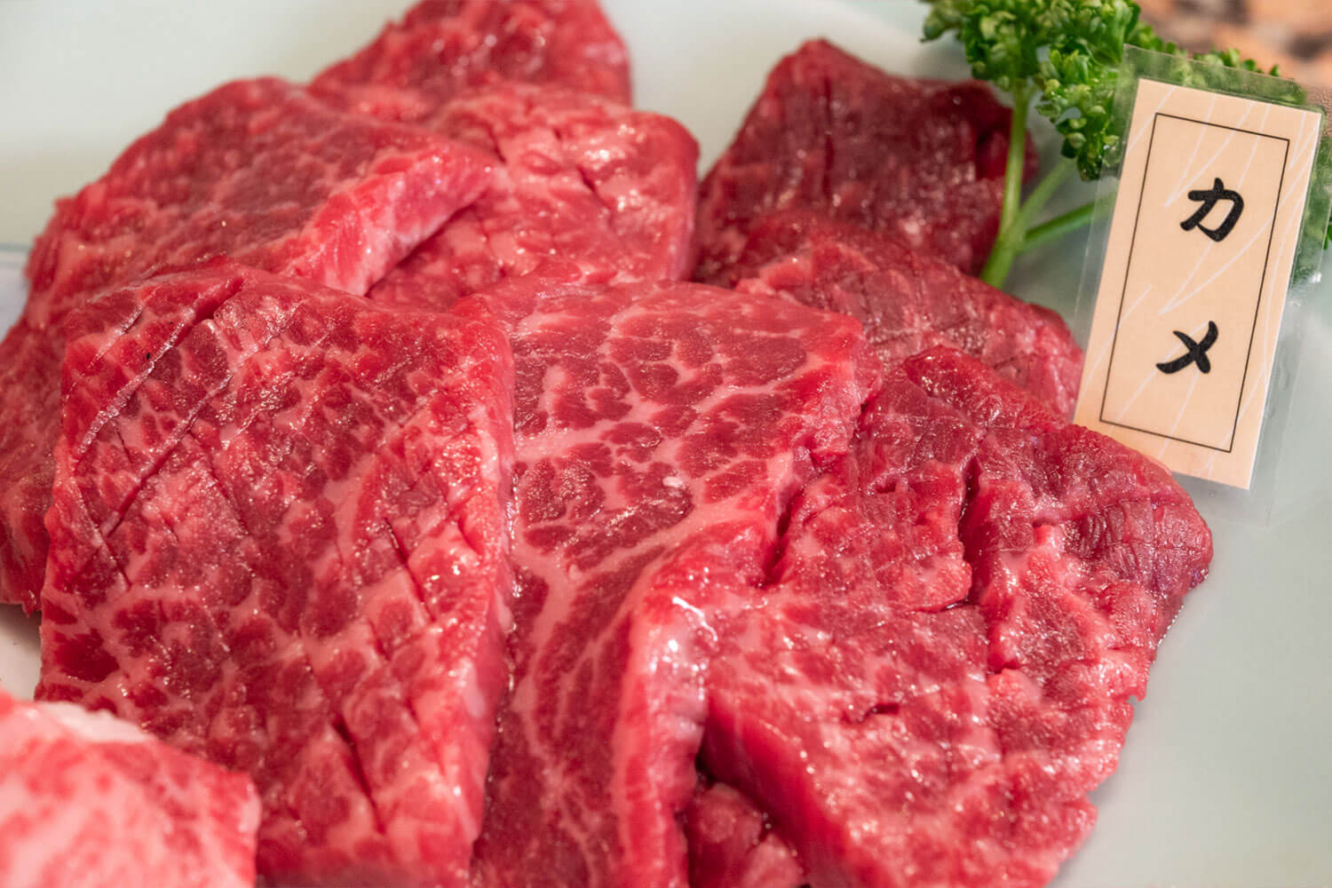 仕入れの目利きと人情味で勝負！ 東大阪の焼肉ヒーロー・炭火焼肉牧場 サカエ屋