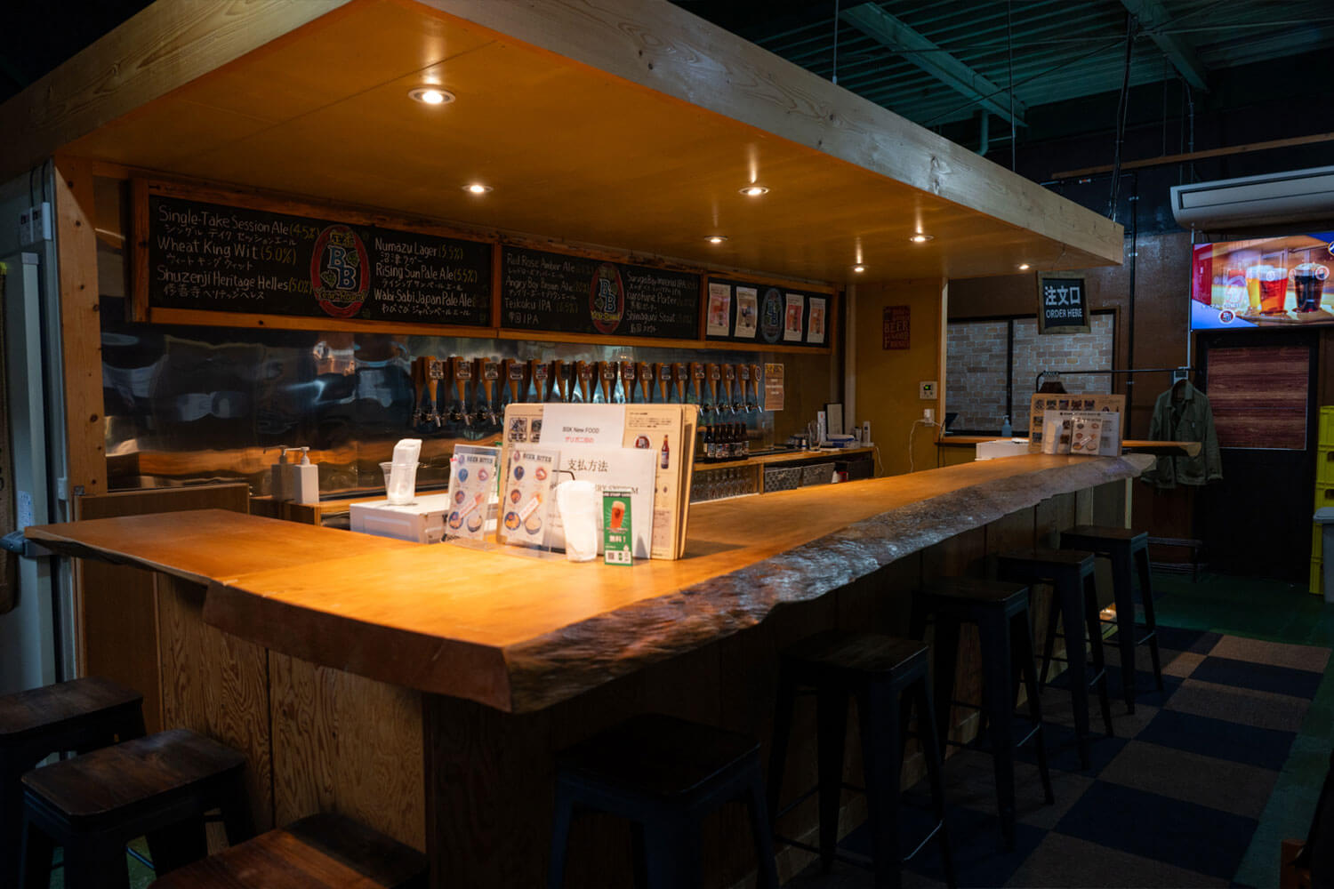 大阪・天満の裏手にひっそり佇む、修善寺産クラフトビールのテイスティングルーム