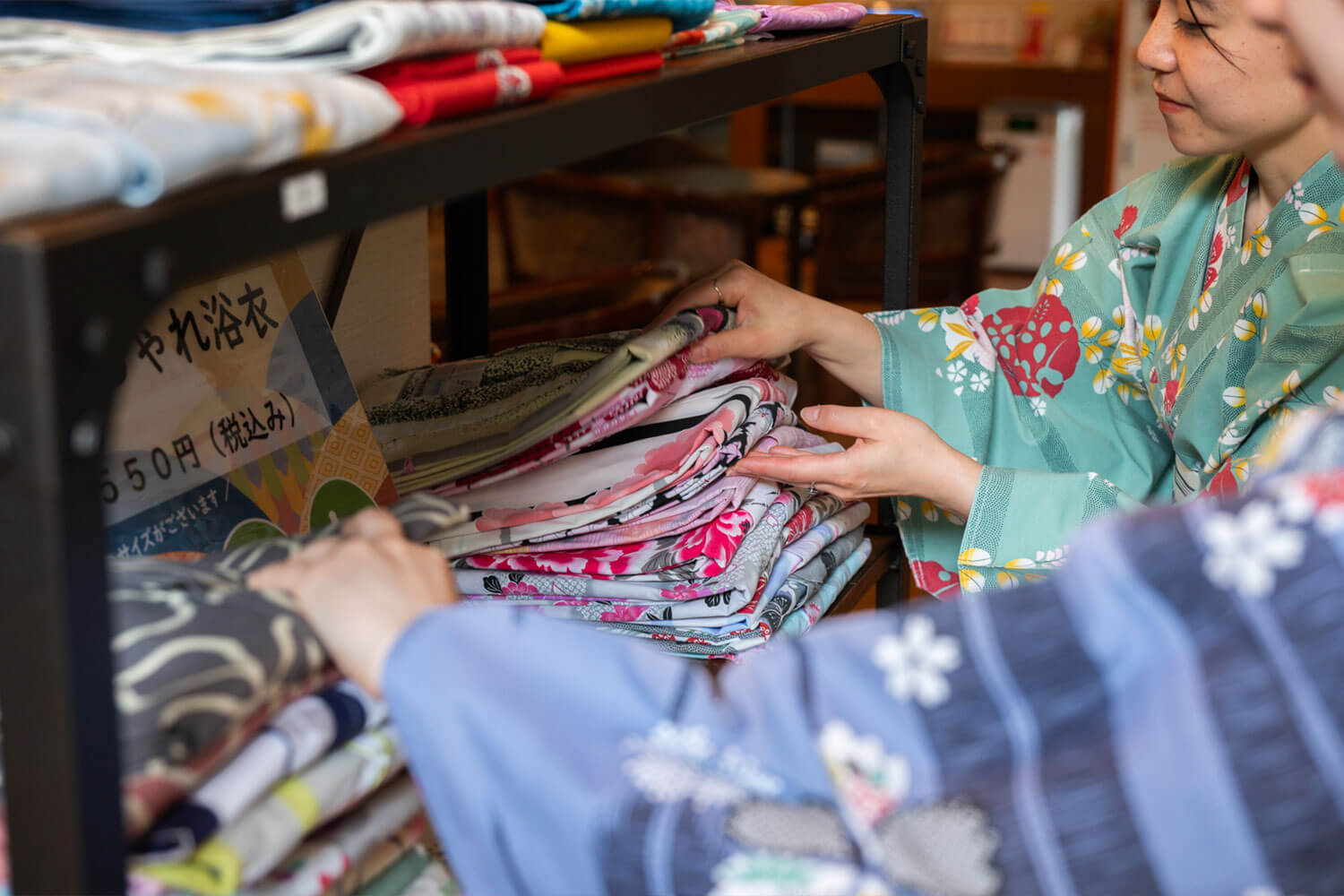 風情あふれる街並みを浴衣でのんびりそぞろ歩き。 HESTA女子2人と巡る、城崎温泉ぶらり旅。