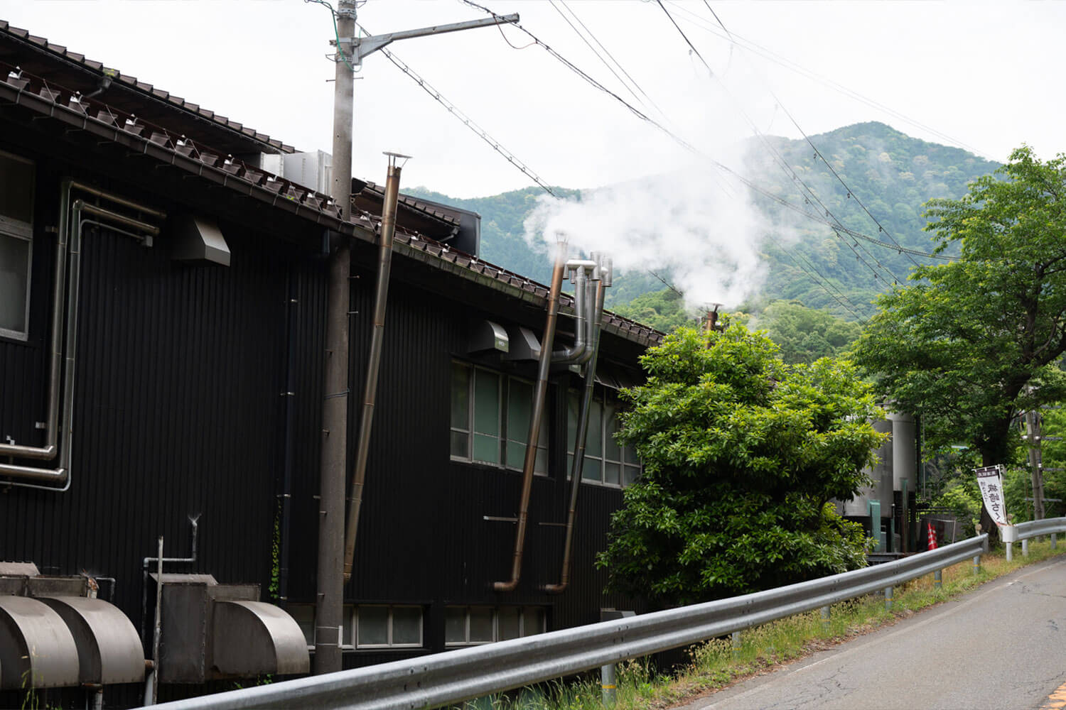 二方蒲鉾の駐車場前にある練り物自動販売機。人気商品がラインナップされています。