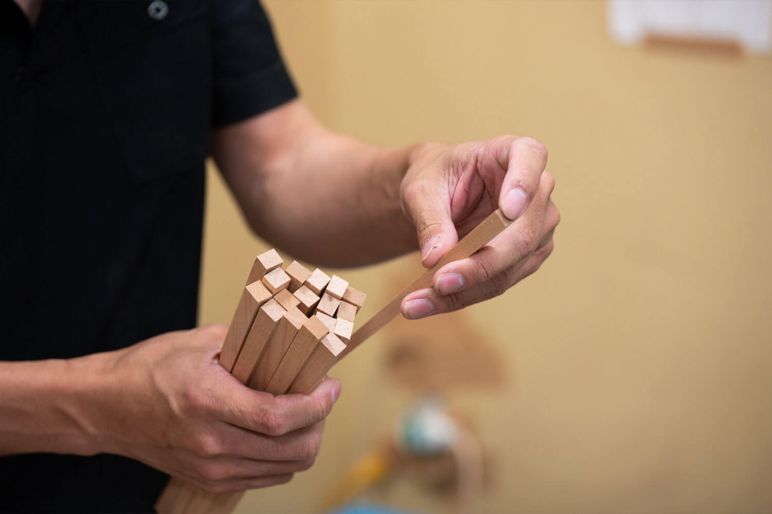 お箸の製造現場箸を加工する下準備のカット