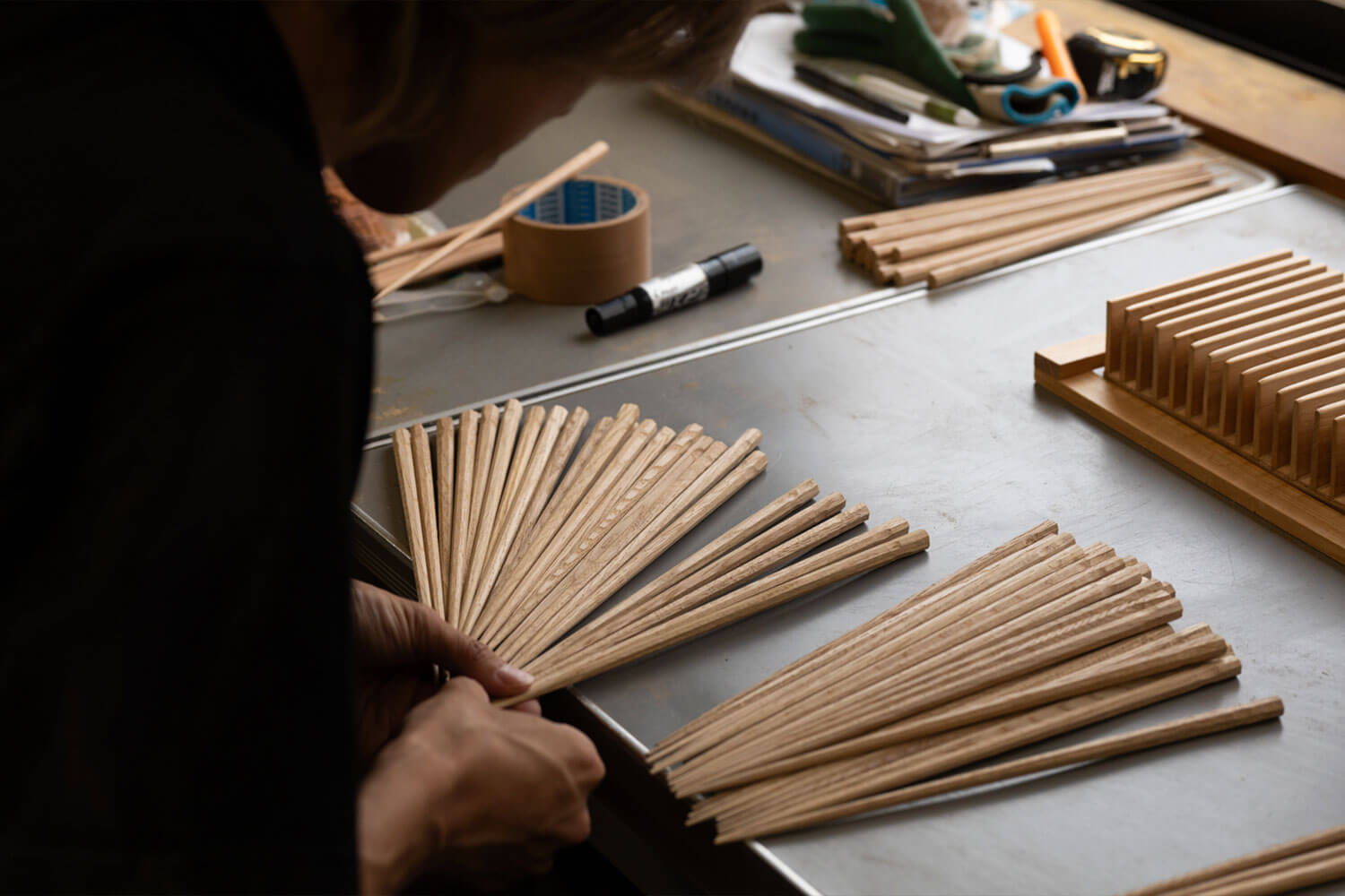 マツ勘のお箸の製造工程目にもとまらぬ検品スピードに積み重ねた職人技を感じる