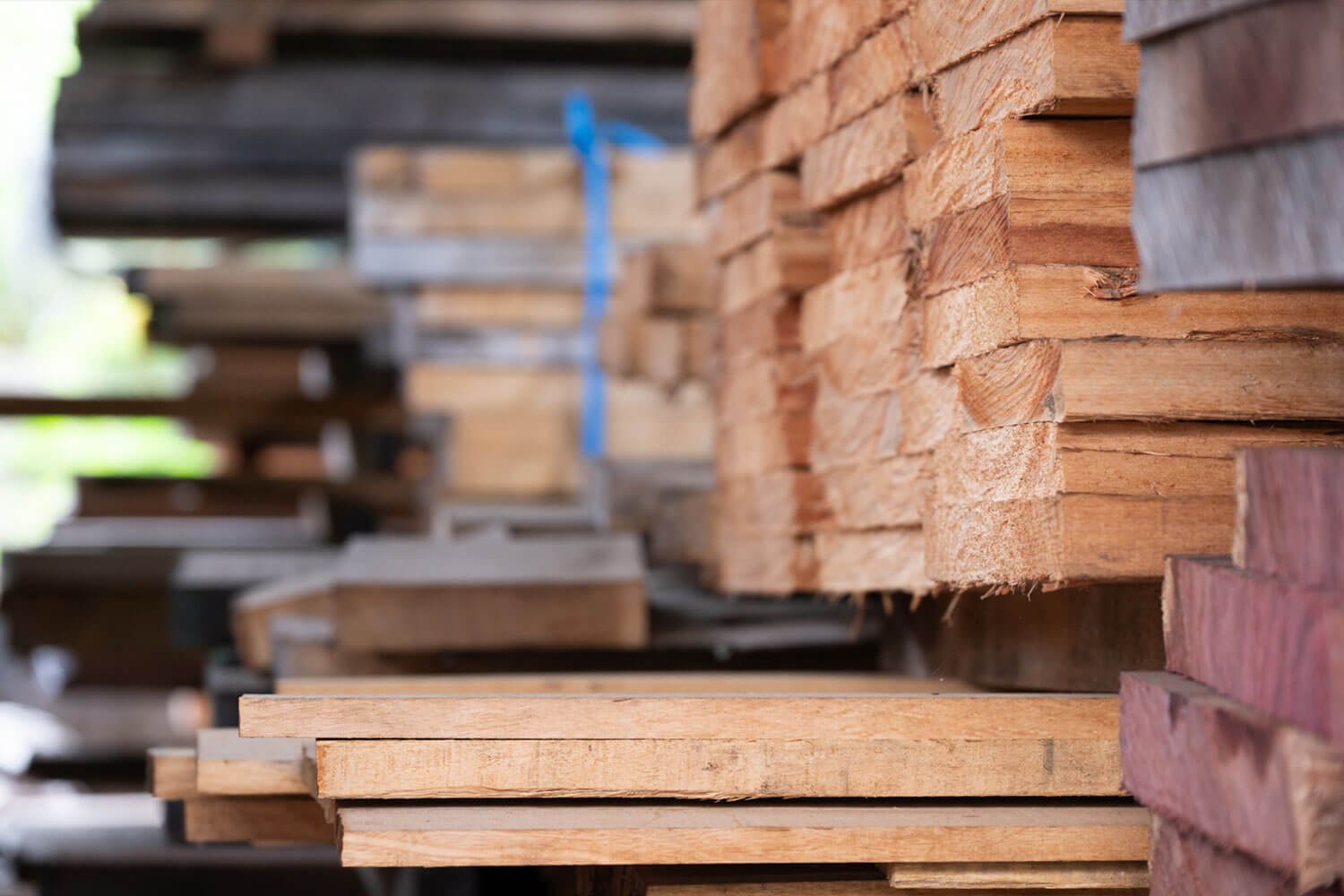 お箸になる前の素材。様々な種類の素材がストックされている。