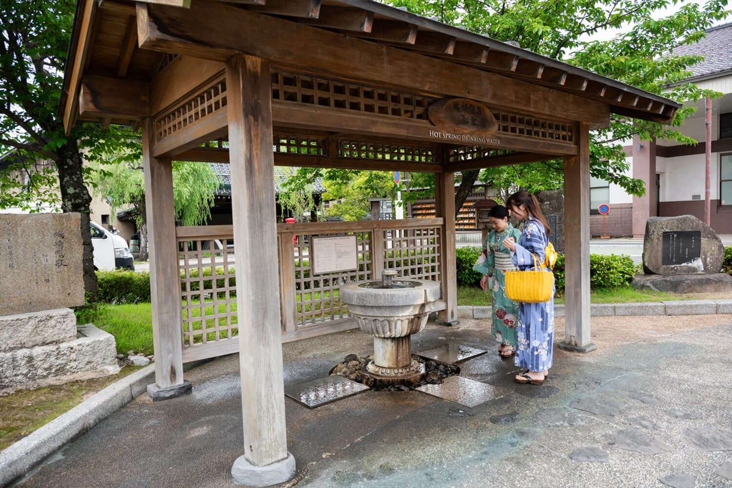 風情あふれる街並みを浴衣でのんびりそぞろ歩き。 HESTA女子2人と巡る、城崎温泉ぶらり旅。